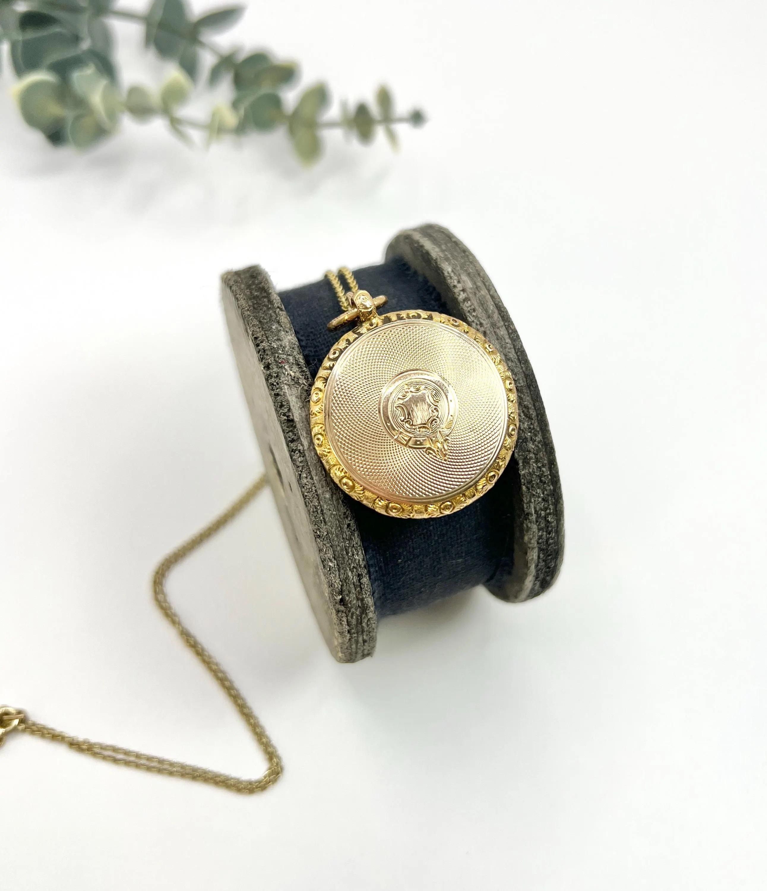 Antique 15ct Yellow Gold Stamped, Early Victorian Round Pocket Watch Locket For Sale 5