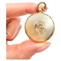 Antiguo Relicario de Bolsillo Redondo Victoriano de Oro Amarillo de 15 ct con Estampilla