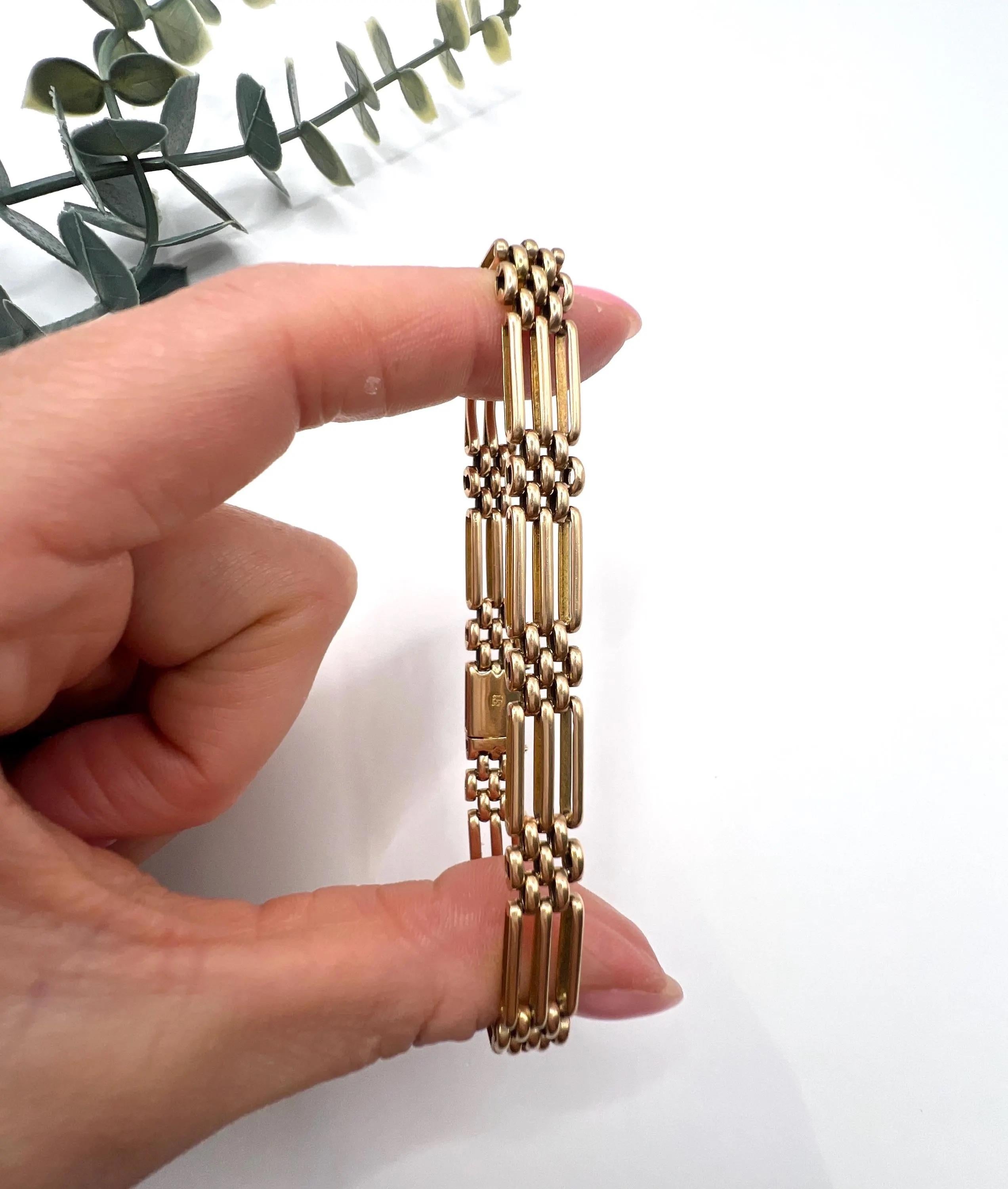 Bracelet porte antique 

Or jaune 15ct estampillé

Circa 1900

Découvrez l'élégance de notre superbe bracelet porte Edwardian en or jaune 15ct, véritable témoignage du savoir-faire d'une époque révolue. Cette pièce exquise présente un design à trois