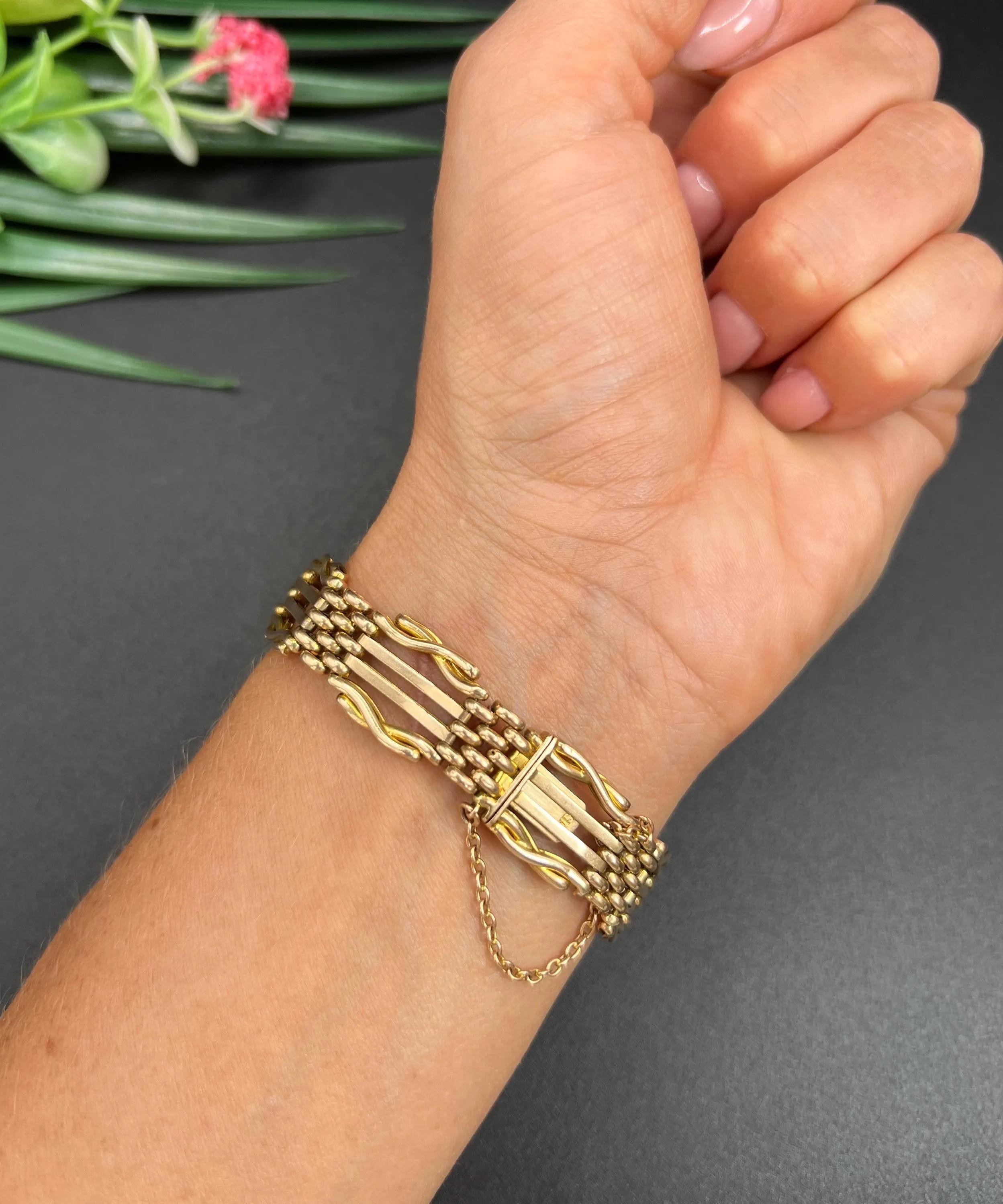 Antikes Tor-Armband 

15ct Gelbgold gestempelt

CIRCA 1900

Entdecken Sie die Eleganz unseres atemberaubenden Edwardian Gate Armbands aus 15 Karat Gelbgold, ein echtes Zeugnis der Handwerkskunst einer vergangenen Ära. Dieses exquisite Stück zeichnet