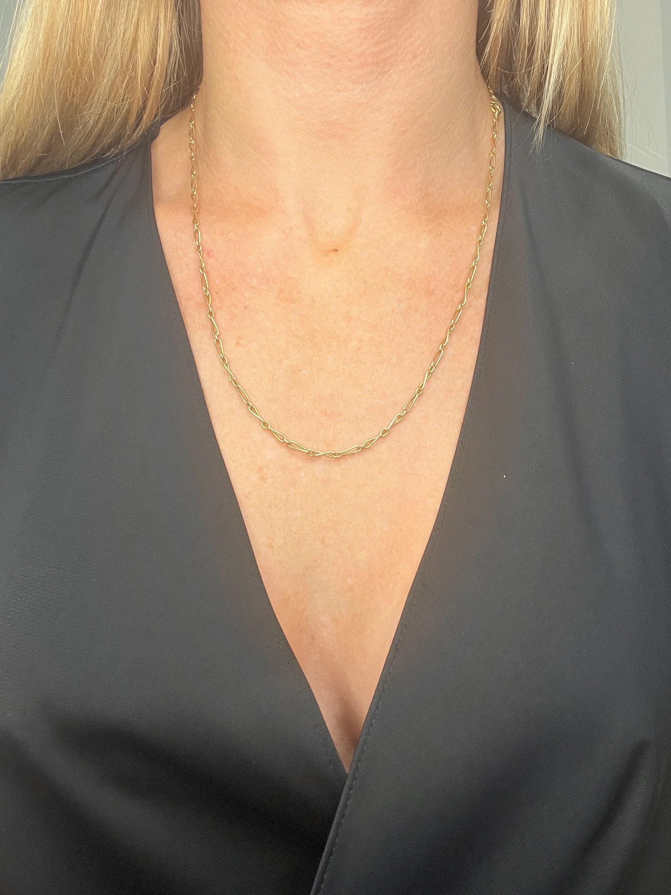 Catena antica di Figaro

Oro giallo 15ct con etichetta

Circa anni '1920
 
Ti presentiamo un'elegante e intramontabile catena a maglie figaro attorcigliate in oro giallo 15ct 1920. Questo squisito pezzo è dotato di una chiusura ad anello con