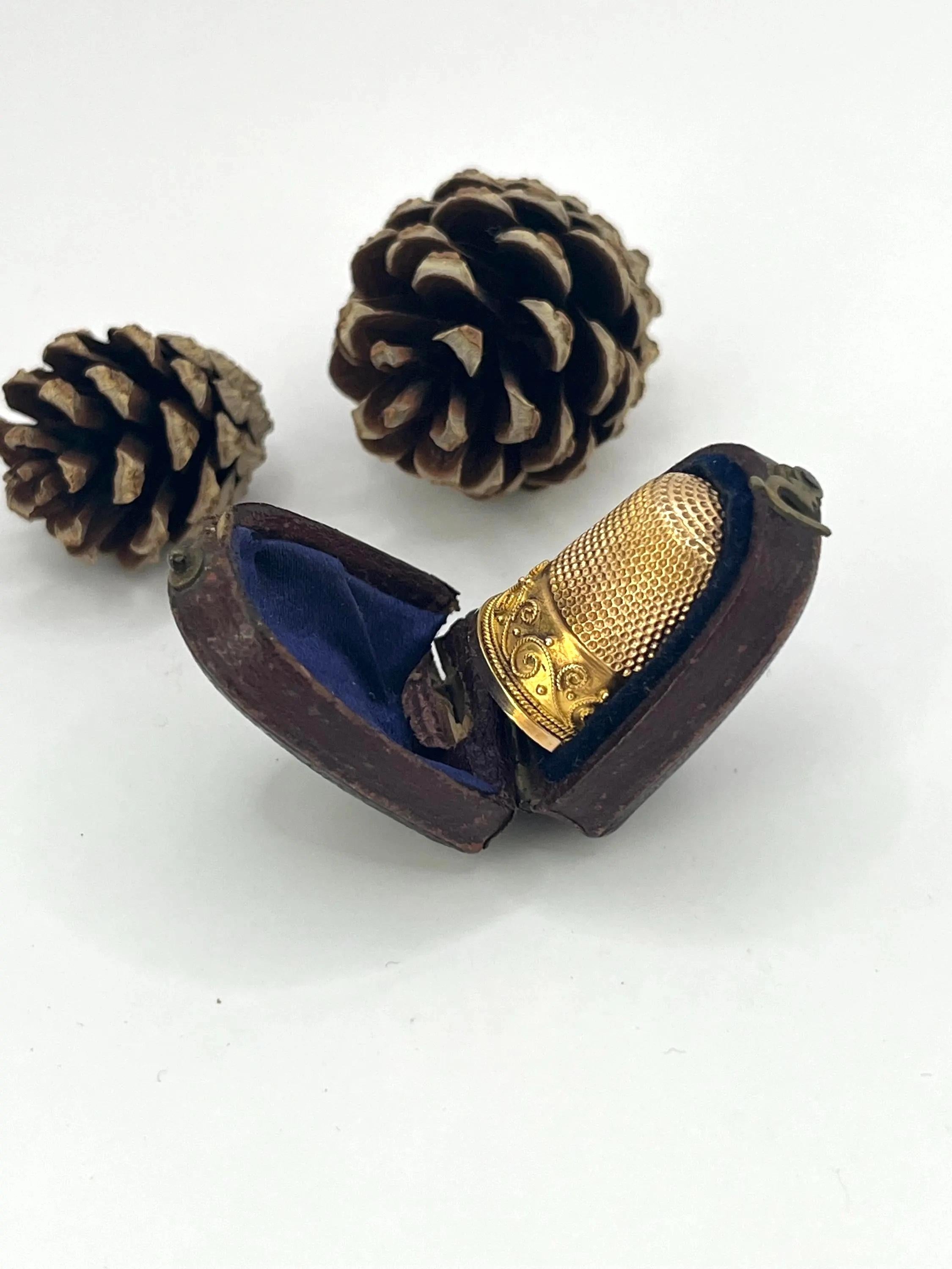 Dé à coudre ancien en or jaune 15ct Circa 1880 en vente 5