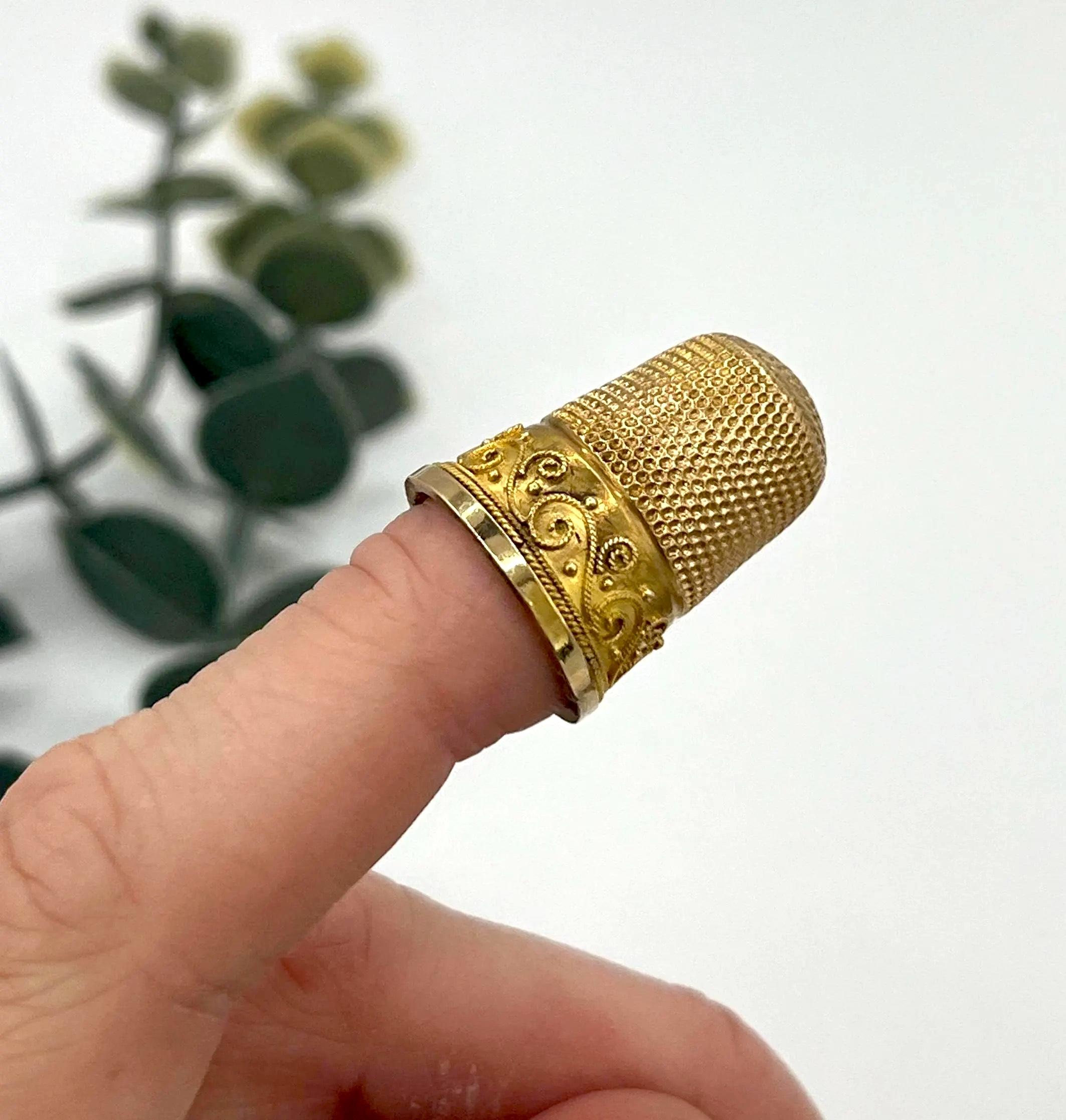 Dé à coudre ancien en or jaune 15ct Circa 1880 Unisexe en vente