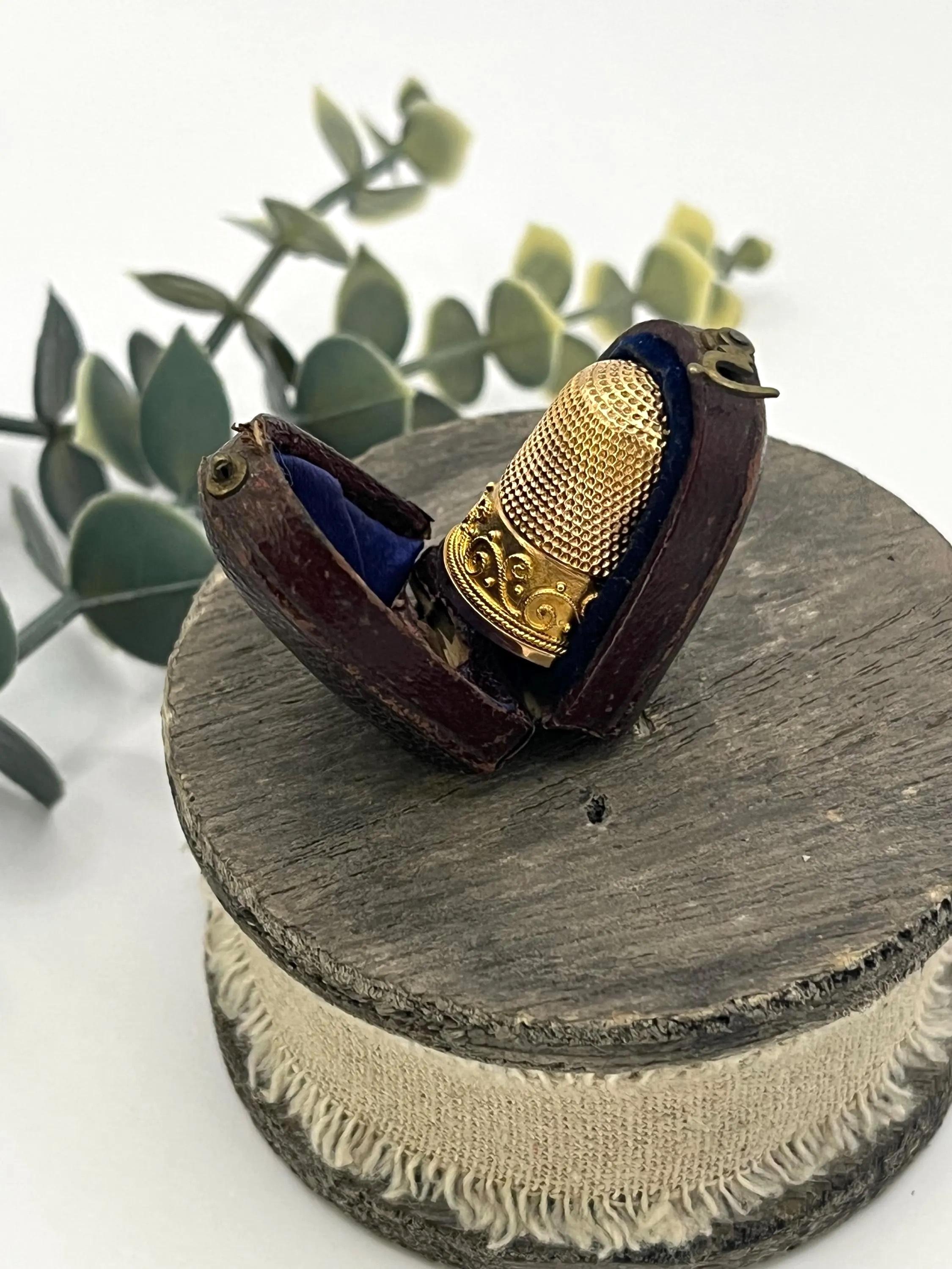 Dé à coudre ancien en or jaune 15ct Circa 1880 en vente 1