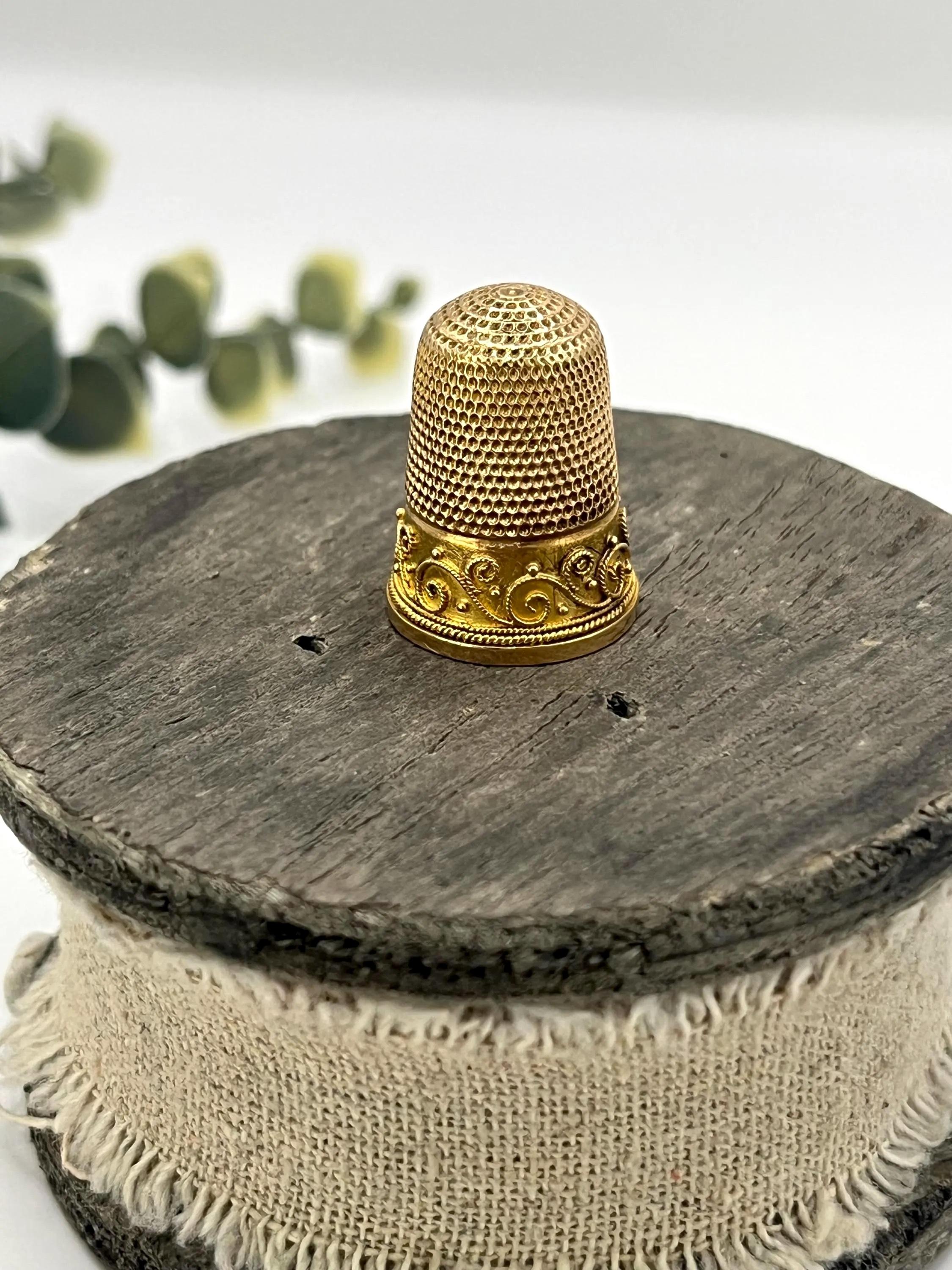 Dé à coudre ancien en or jaune 15ct Circa 1880 en vente 2