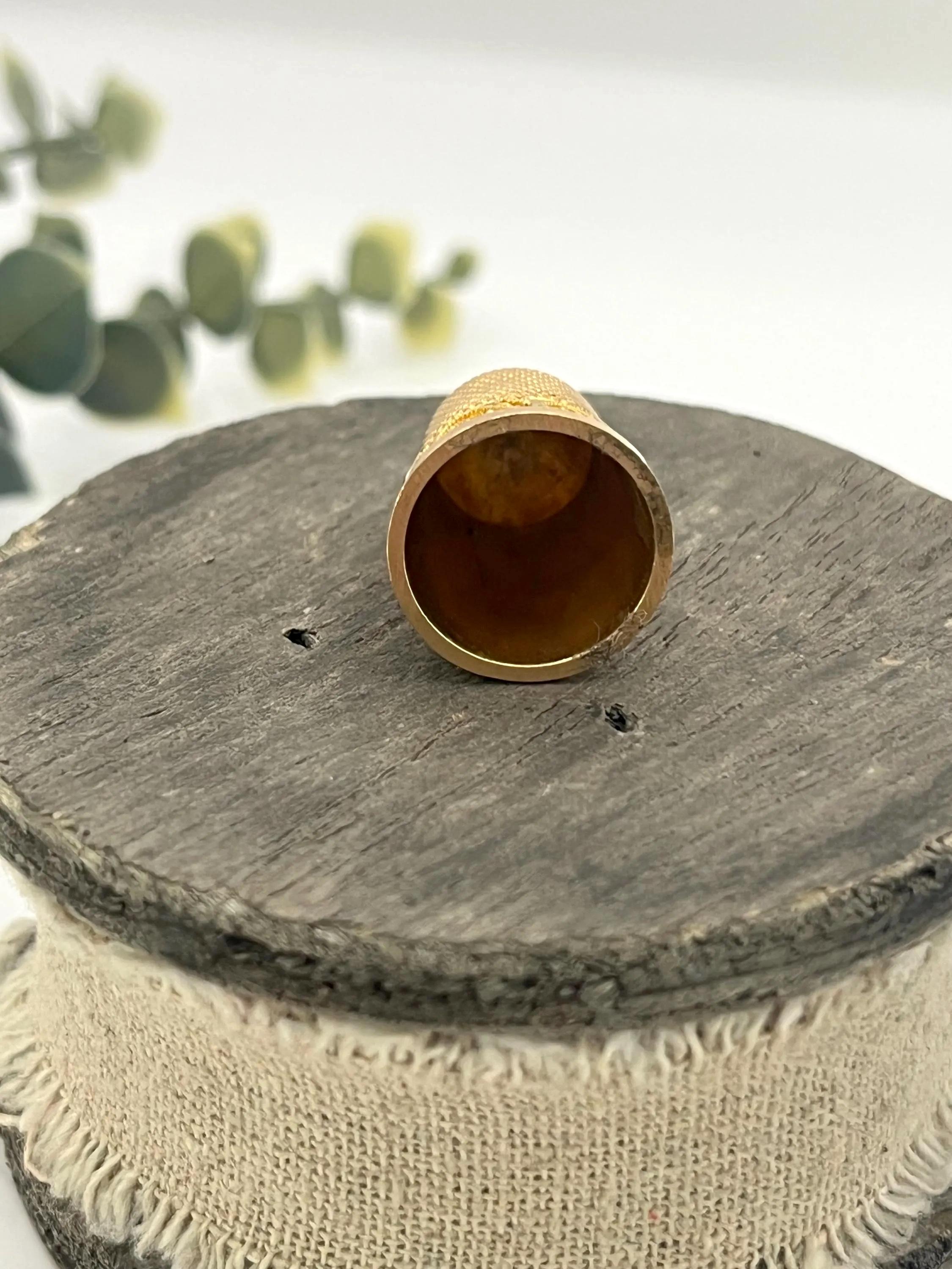 Dé à coudre ancien en or jaune 15ct Circa 1880 en vente 4