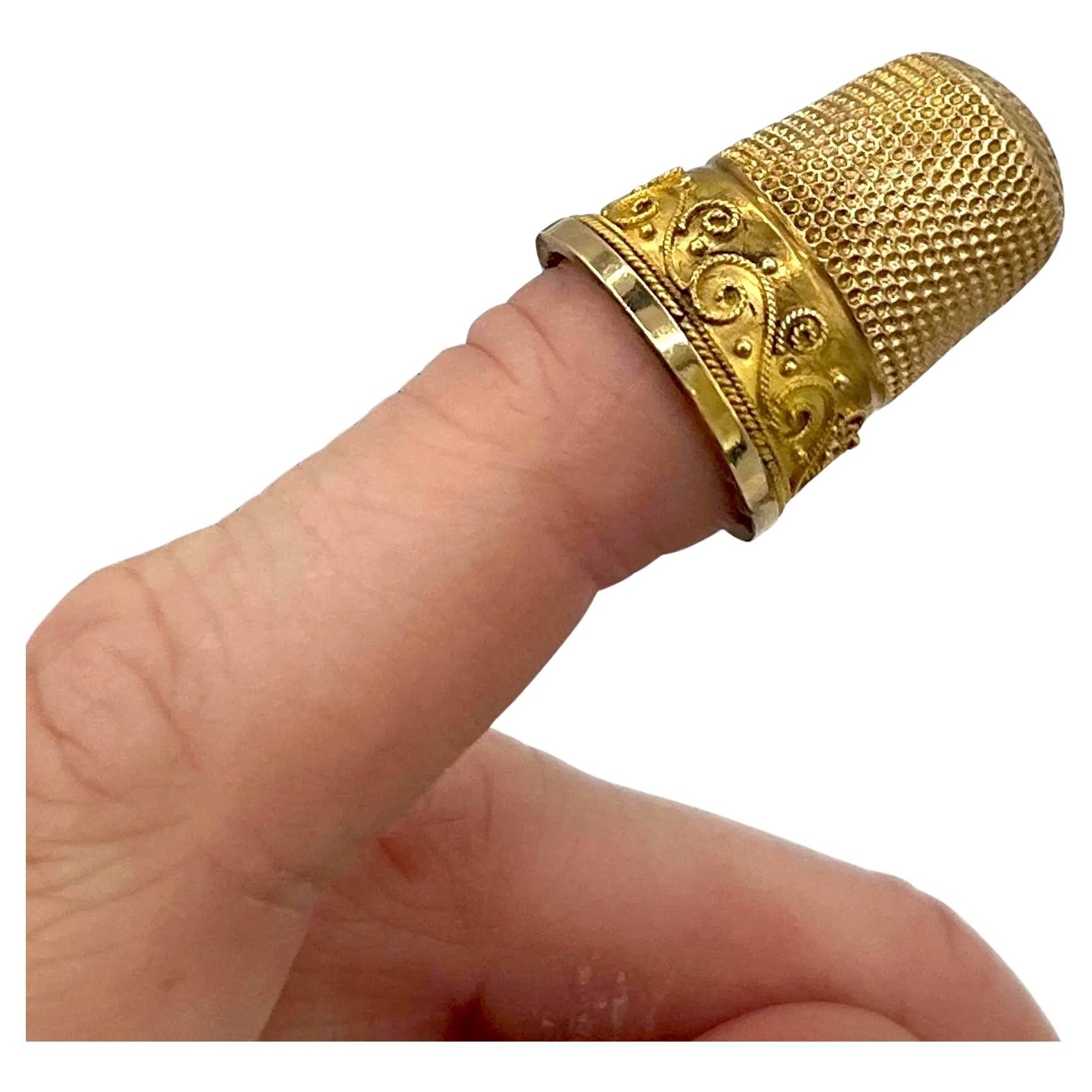 Dé à coudre ancien en or jaune 15ct Circa 1880 en vente