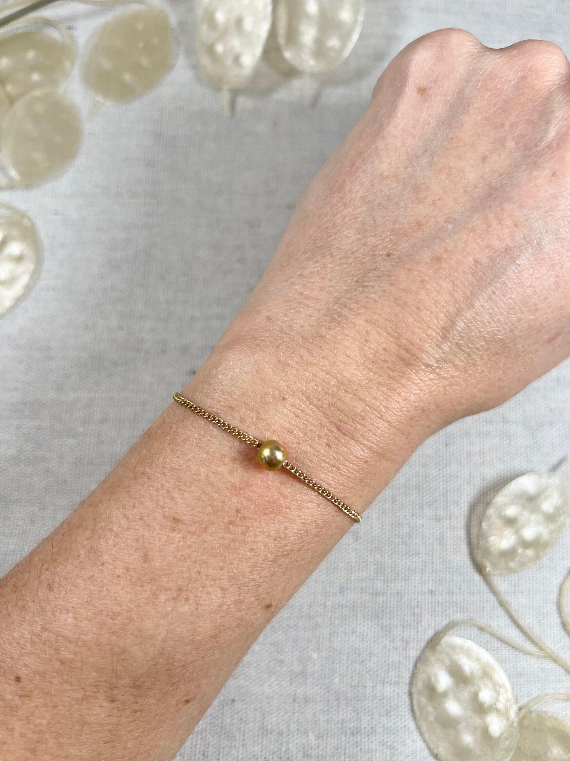 Antikes Goldarmband 

15ct Gelbgold Getestet 

CIRCA 1880

Dieses antike viktorianische Armband ist eine wahre Schönheit! Er ist aus 15-karätigem Gelbgold gefertigt und besticht durch sein klassisches Design, das Eleganz ausstrahlt. Das Stück wird