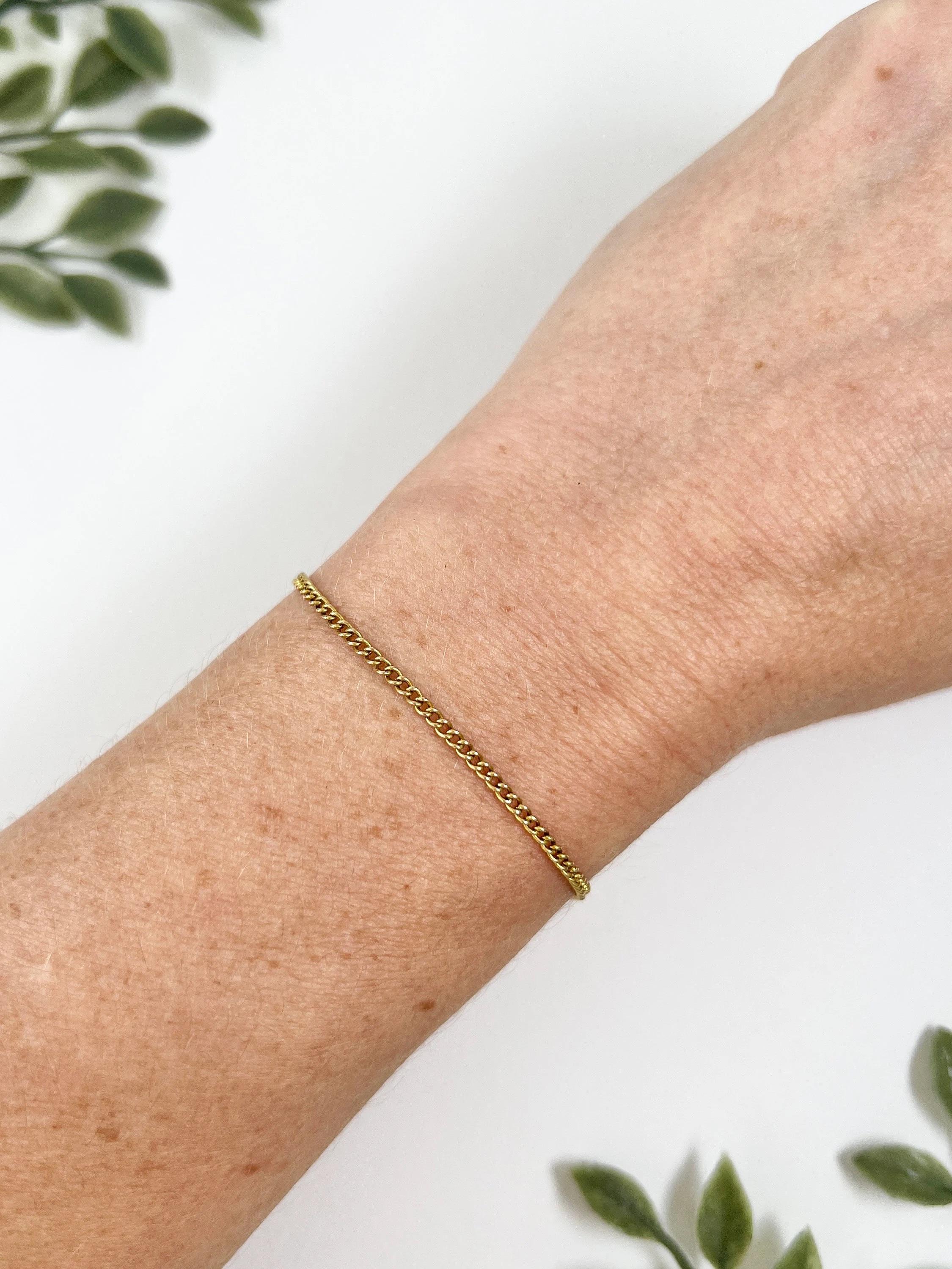 Bracciale antico Curb 

Oro 15ct stampato

Circa 1880

Questo bellissimo bracciale vittoriano con maglie a cordoncino è un vero tesoro. Realizzato in oro giallo 15ct, irradia un'aria di lusso ed eleganza senza pari. Il bracciale è realizzato con