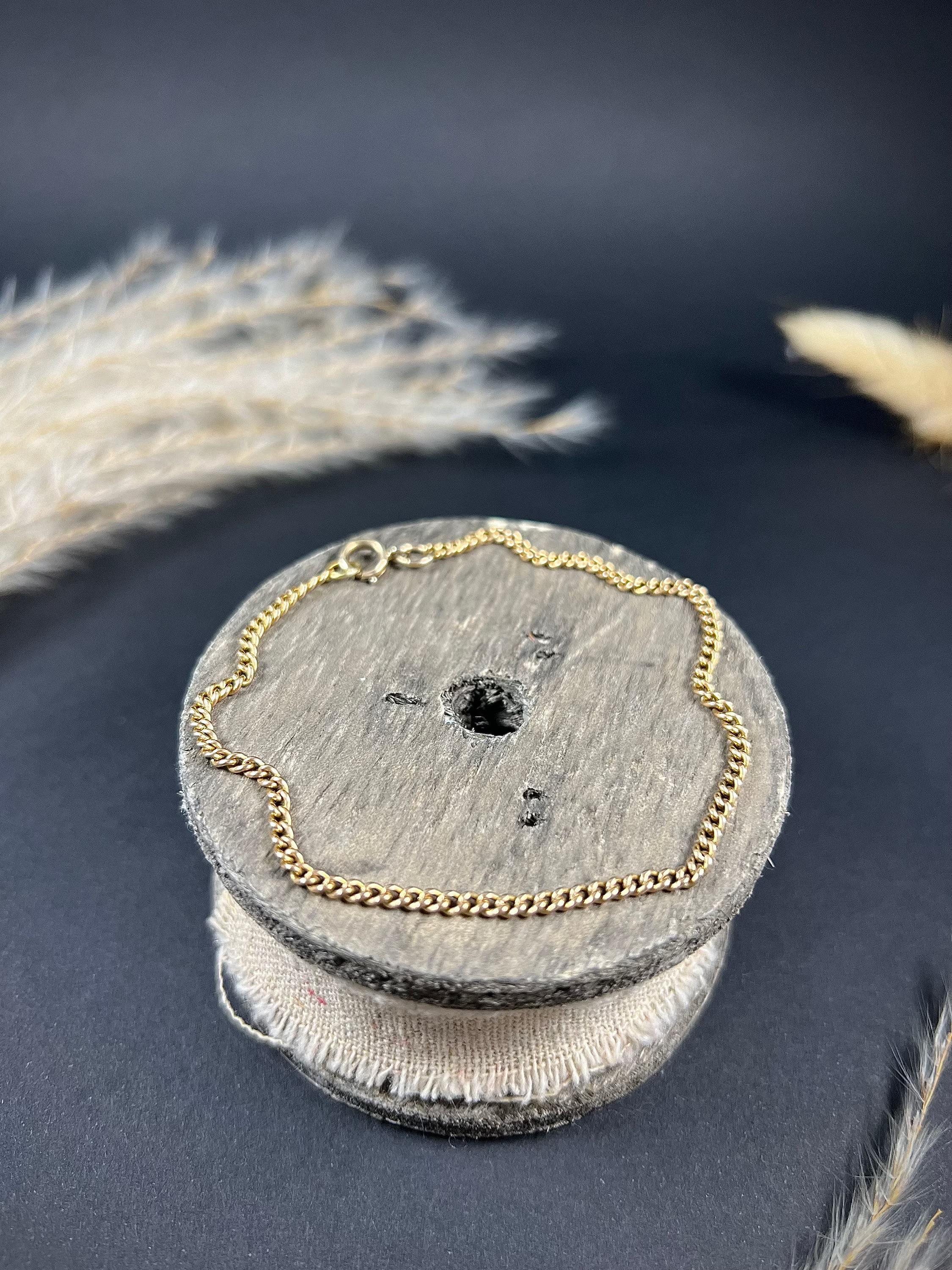 Antique Curb Bracelet 

15ct Gold Tested

Circa 1880

This stunning Victorian curb link bracelet is a true treasure to behold. Made of 15ct yellow gold, it exudes an air of luxury and elegance that is simply unparalleled. The bracelet is