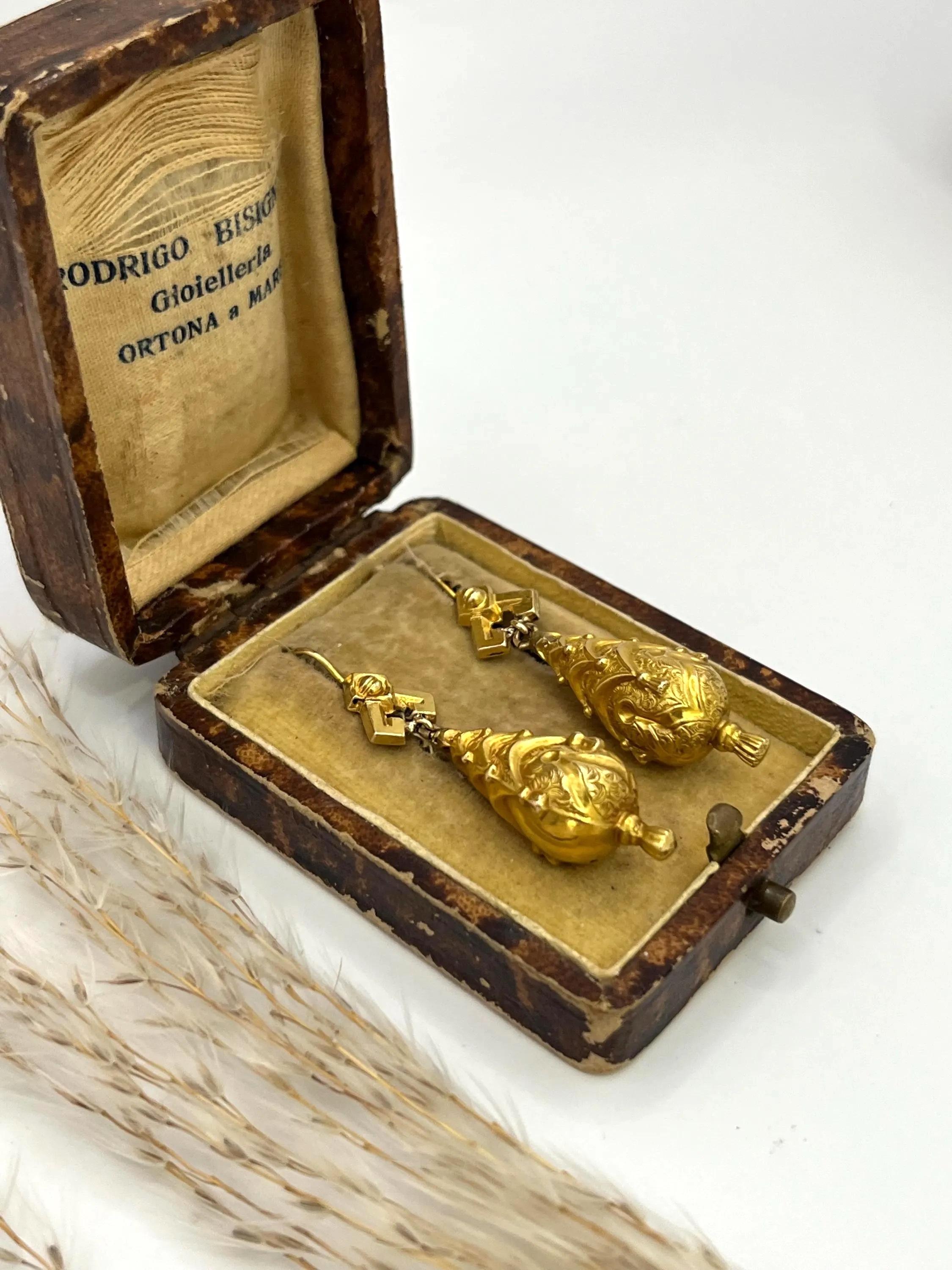 Pendientes de gota ornamentados en forma de lágrima antigua 

Oro de 15 ct

Alrededor de 1900

Par de pendientes de oro de 15 ct, circa 1900
Un par de pendientes finamente elaborados de finales de la época victoriana en cálido oro amarillo de 15