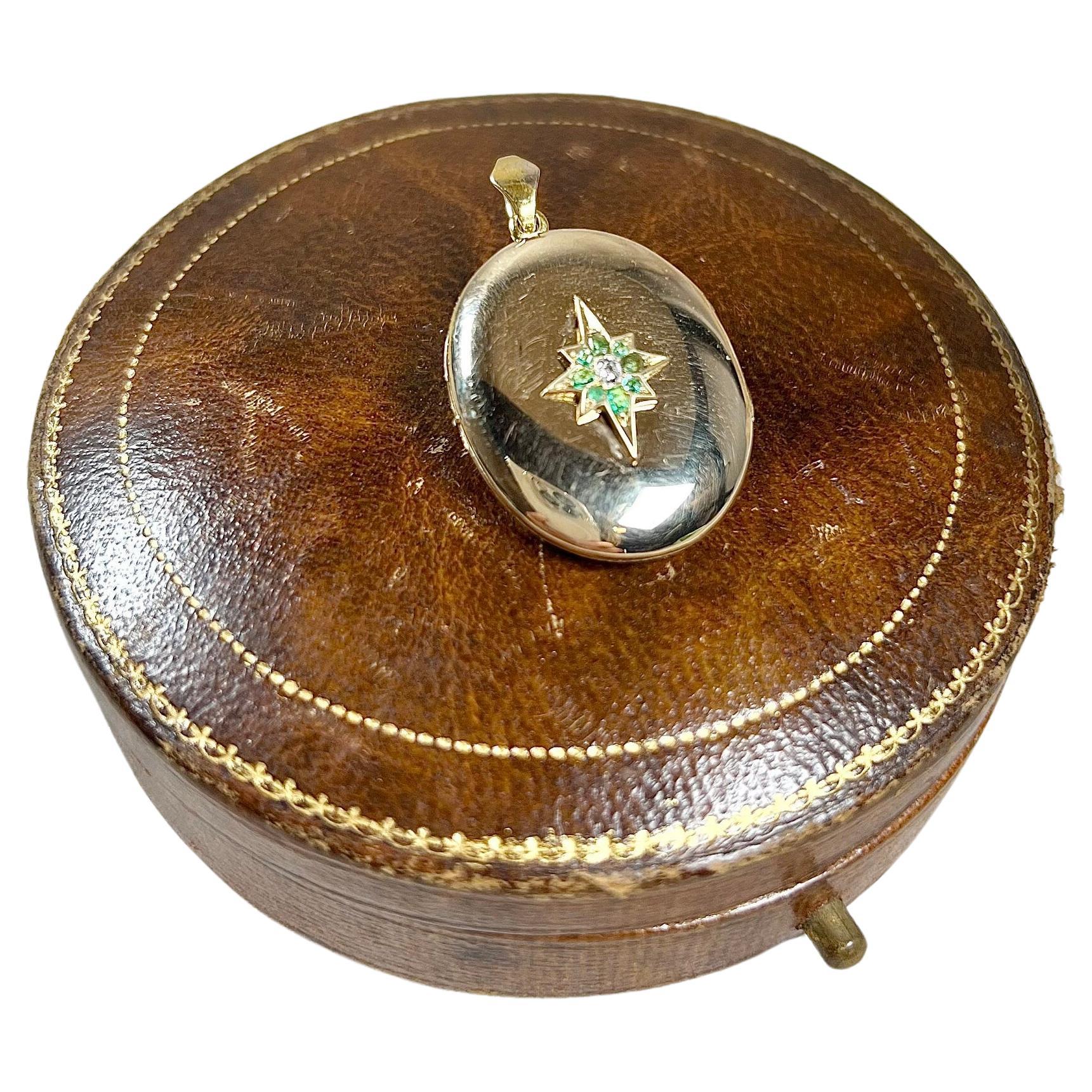 Antikes viktorianisches 15 Karat Gelbgold viktorianisches Star-Medaillon mit Smaragd und Diamant