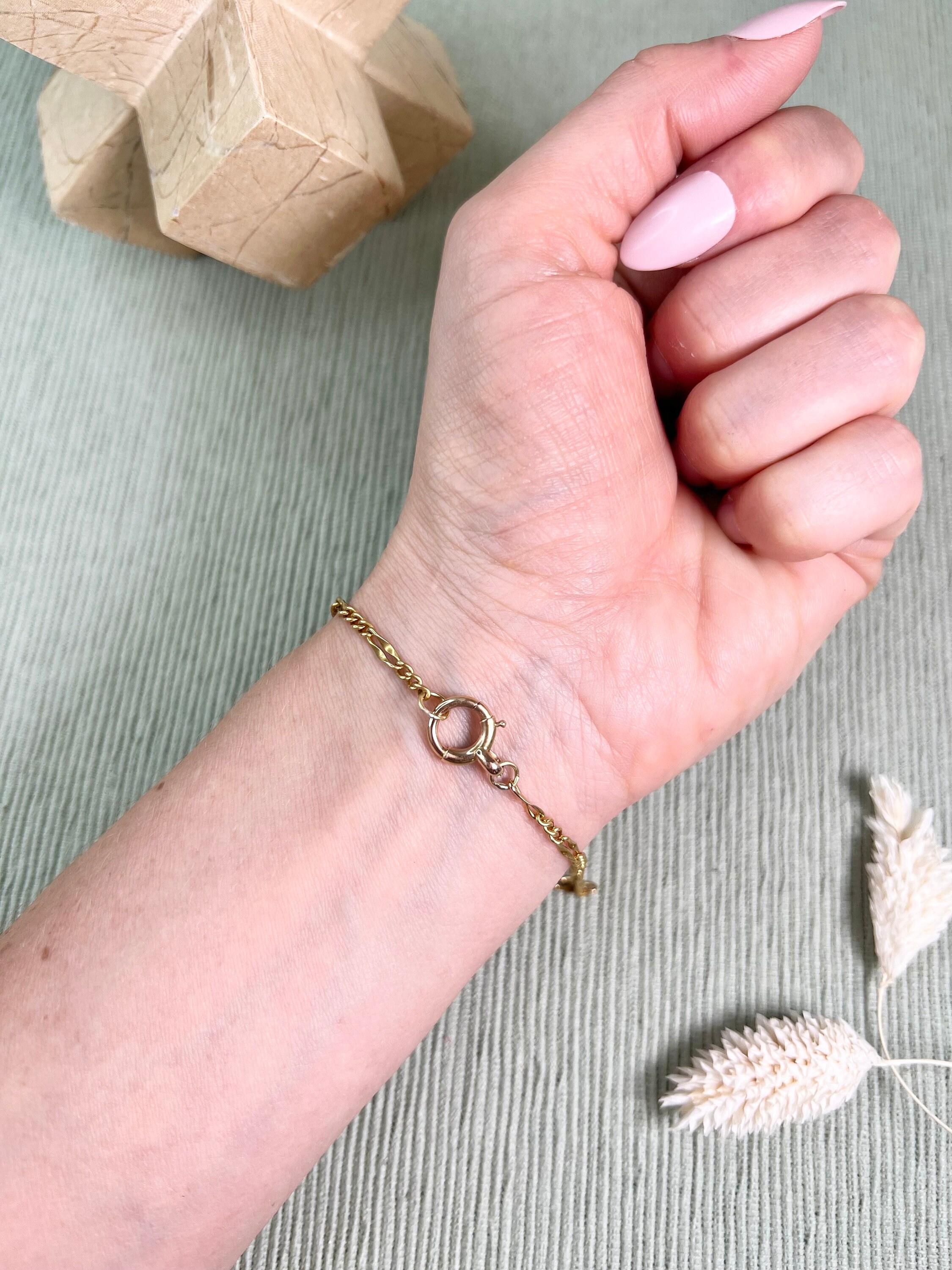 Antique Gold Bracelet 

15ct Gold Tested

Circa 1880

Lovely, Victorian yellow gold, figaro link bracelet. Features a bolt ring clasp fastening. 

Measures Approx Length 8 1/8 Inches & Width 2.5mm

Weight 4.2g

All of our items are either Antique,