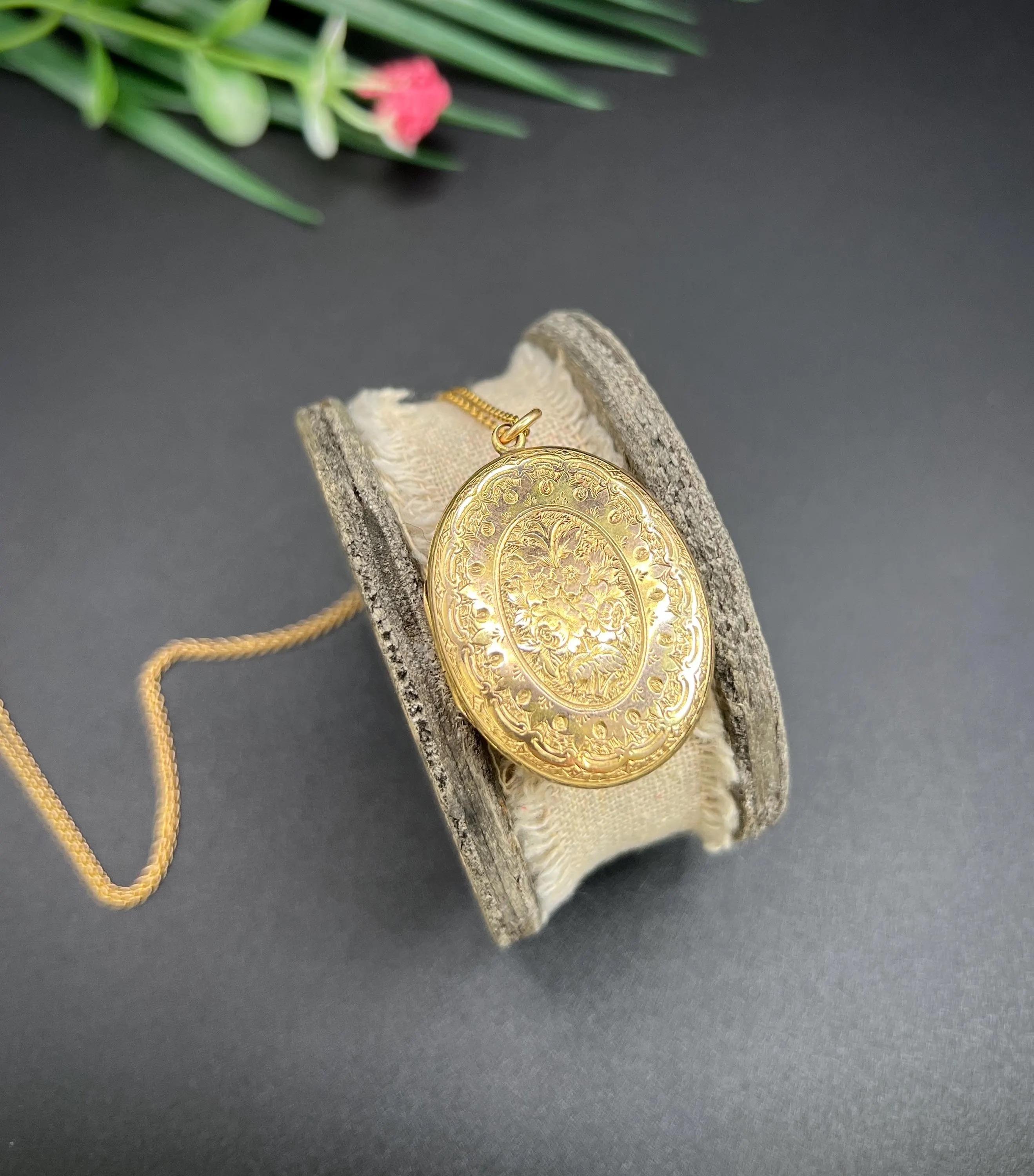 Antike 15ct Gelbgold, viktorianischen Blumen graviert Pfingstrose Oval geformt Medaillon im Zustand „Gut“ im Angebot in Brighton, GB