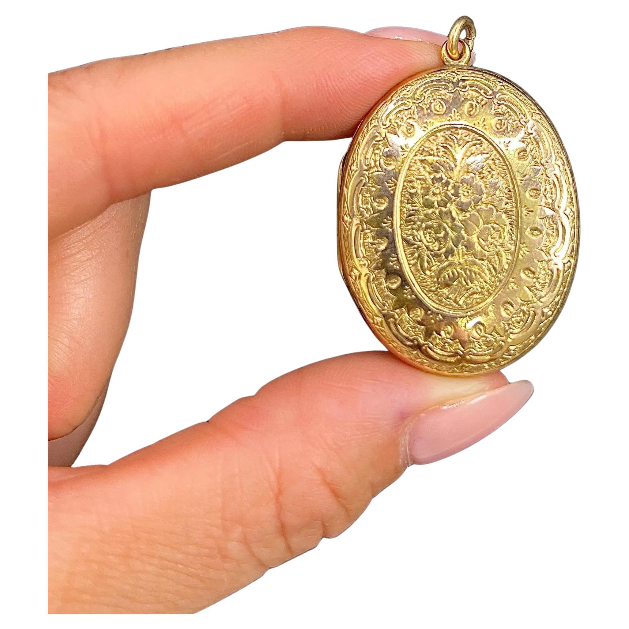 Antike 15ct Gelbgold, viktorianischen Blumen graviert Pfingstrose Oval geformt Medaillon im Angebot