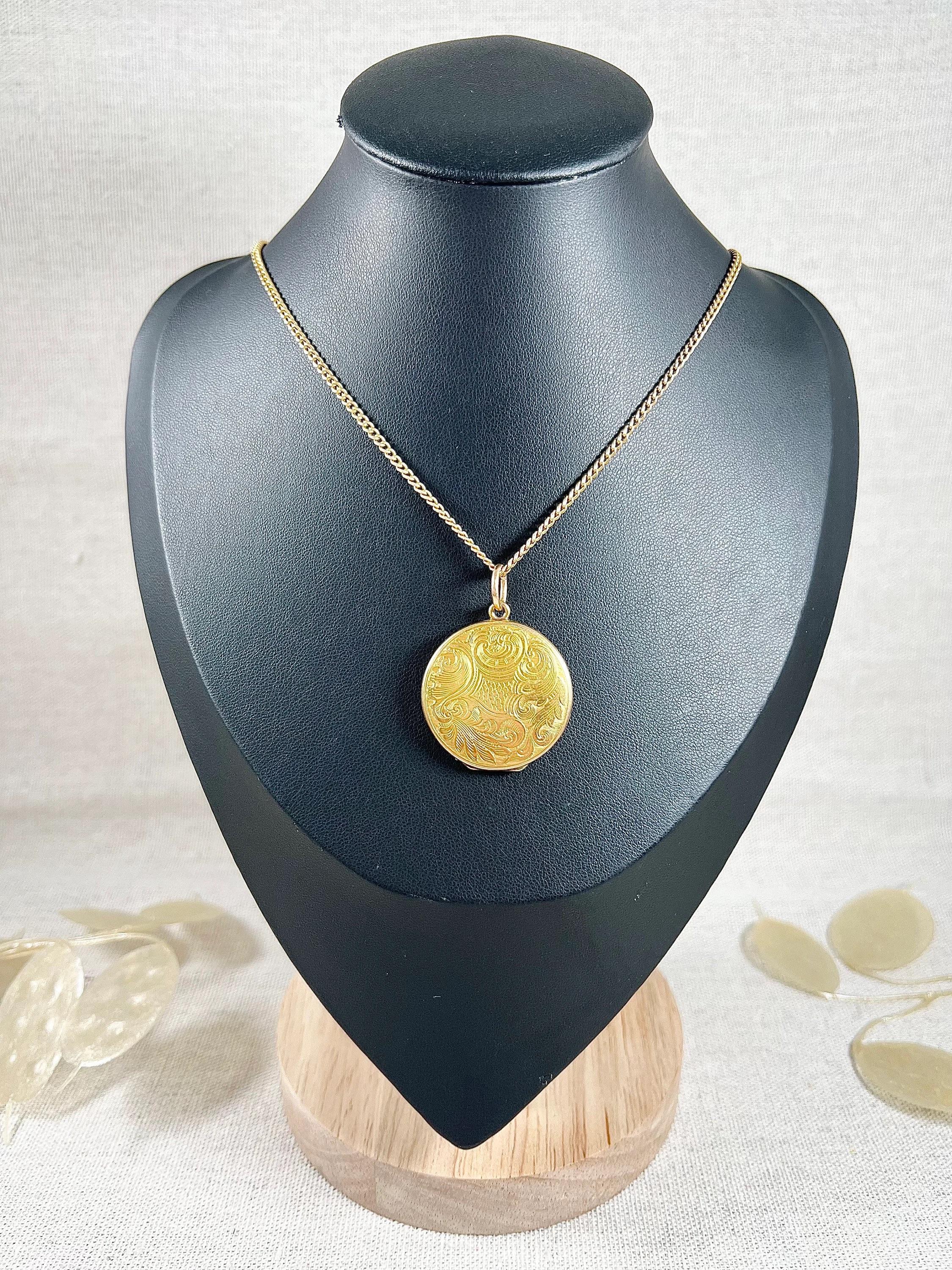 Medaglione in oro antico 

Testato in oro giallo 15ct

Circa 1880

Questo medaglione vittoriano in oro giallo 15 ct presenta uno splendido motivo in stile paisley su entrambi i lati, che aggiunge un tocco di eleganza e charme al suo design. Si apre