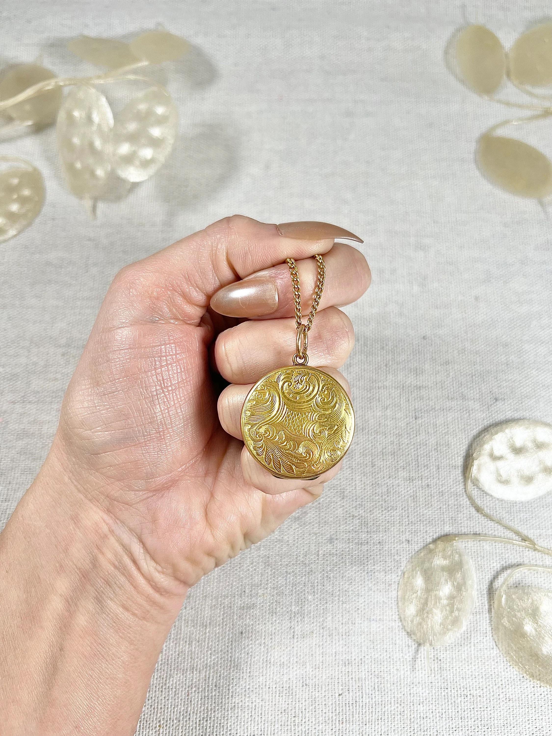 Antico medaglione rotondo in oro giallo 15ct, di epoca vittoriana con motivo Paisley in vendita 1