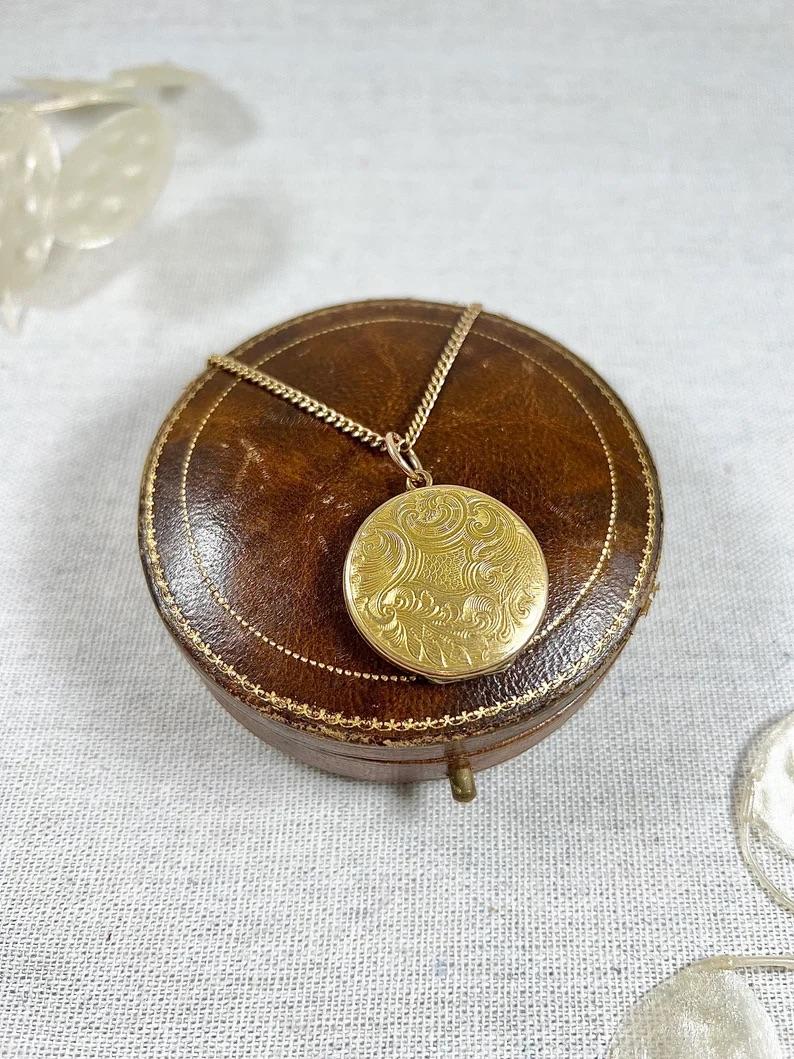 Antico medaglione rotondo in oro giallo 15ct, di epoca vittoriana con motivo Paisley in vendita 2