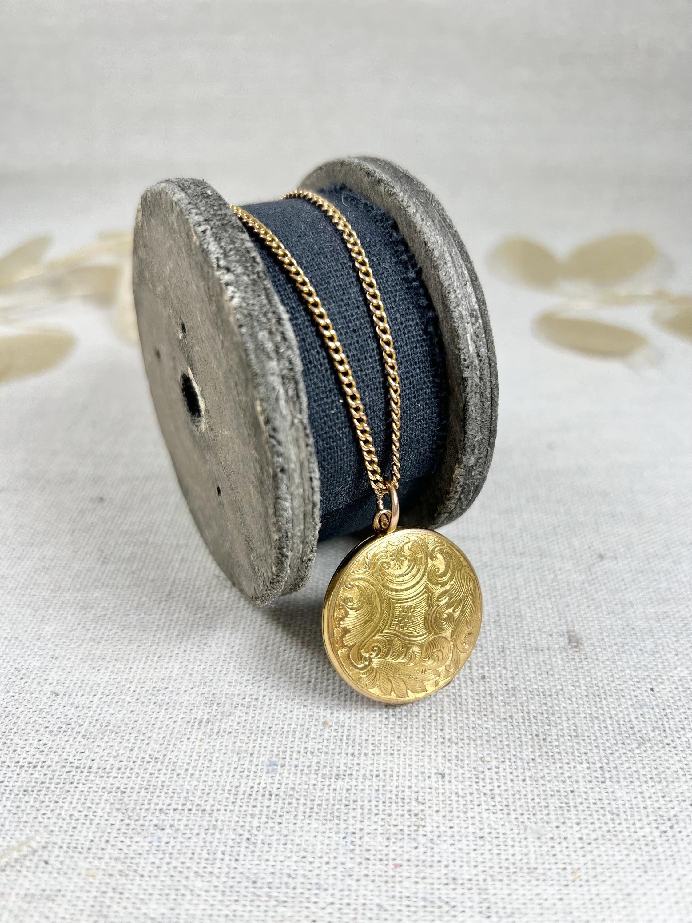 Antico medaglione rotondo in oro giallo 15ct, di epoca vittoriana con motivo Paisley in vendita 3