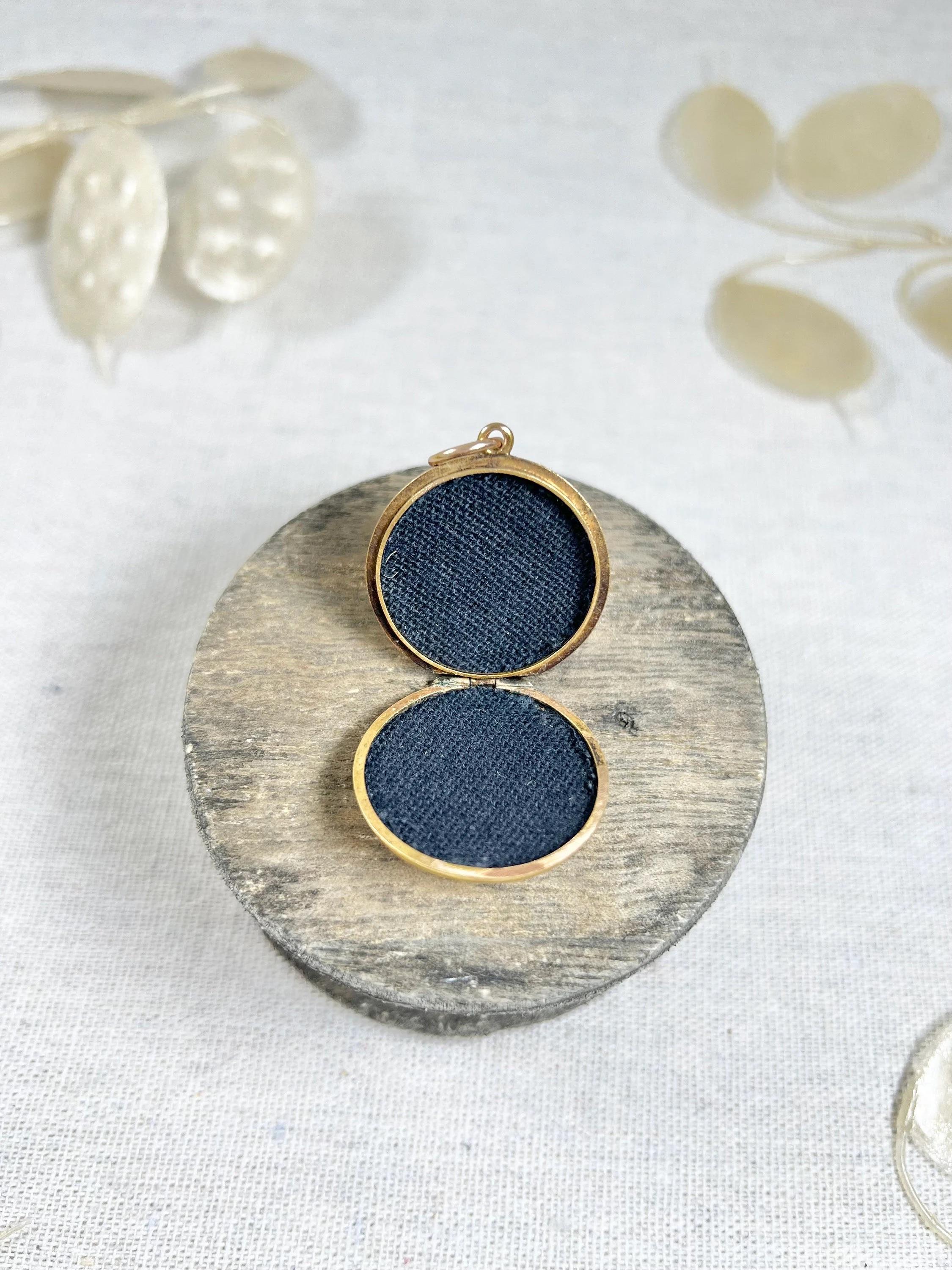Antico medaglione rotondo in oro giallo 15ct, di epoca vittoriana con motivo Paisley in vendita 4