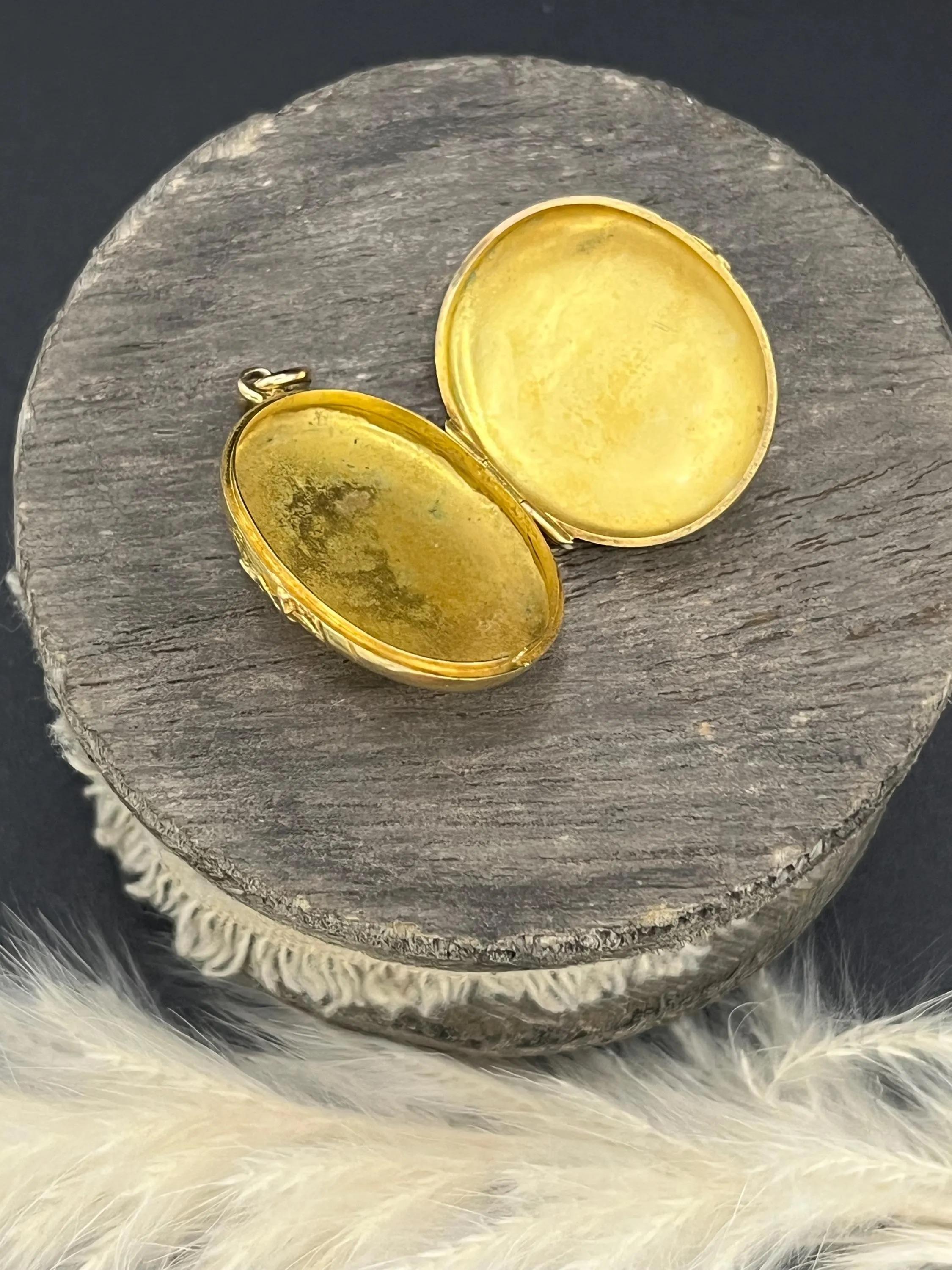 Antique 15ct Yellow Gold, Victorian Patterned Oval Locket For Sale 6