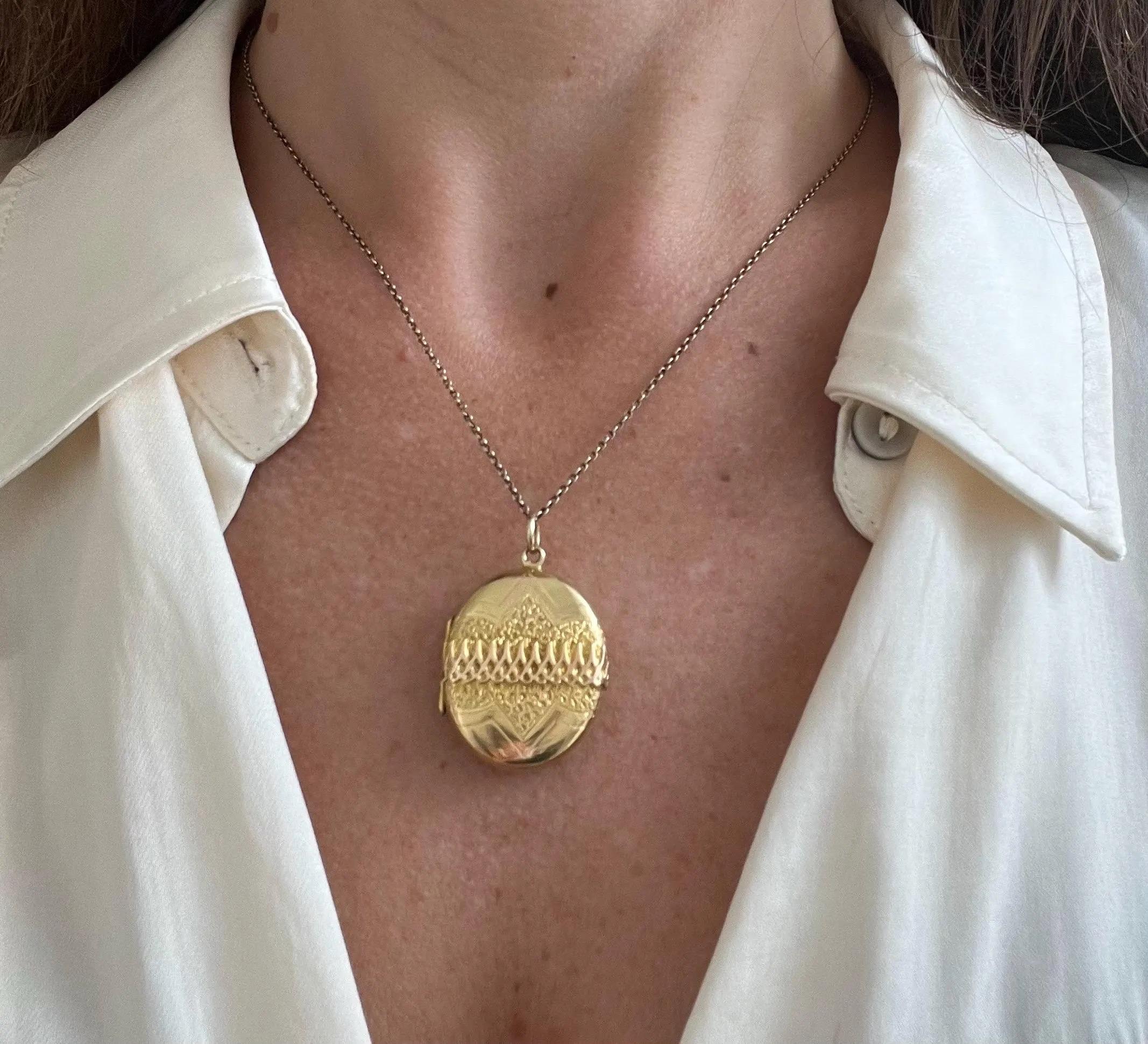 Antique 15ct Yellow Gold, Victorian Patterned Oval Locket For Sale 7