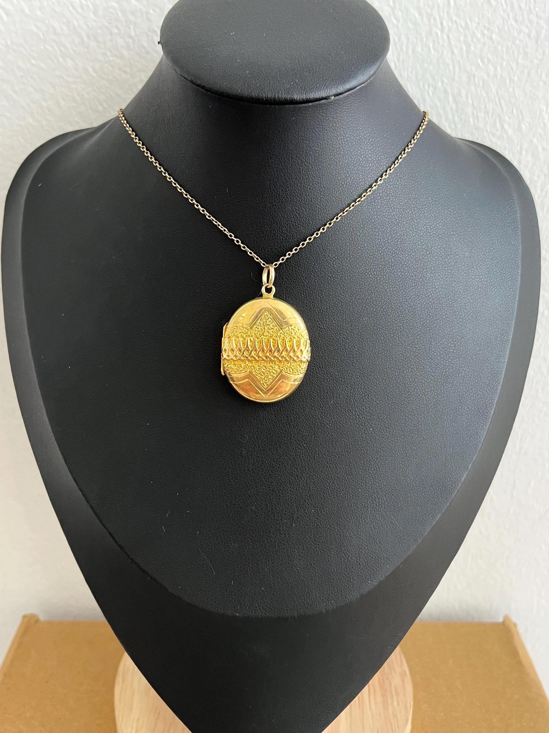 Antique 15ct Yellow Gold, Victorian Patterned Oval Locket In Good Condition For Sale In Brighton, GB
