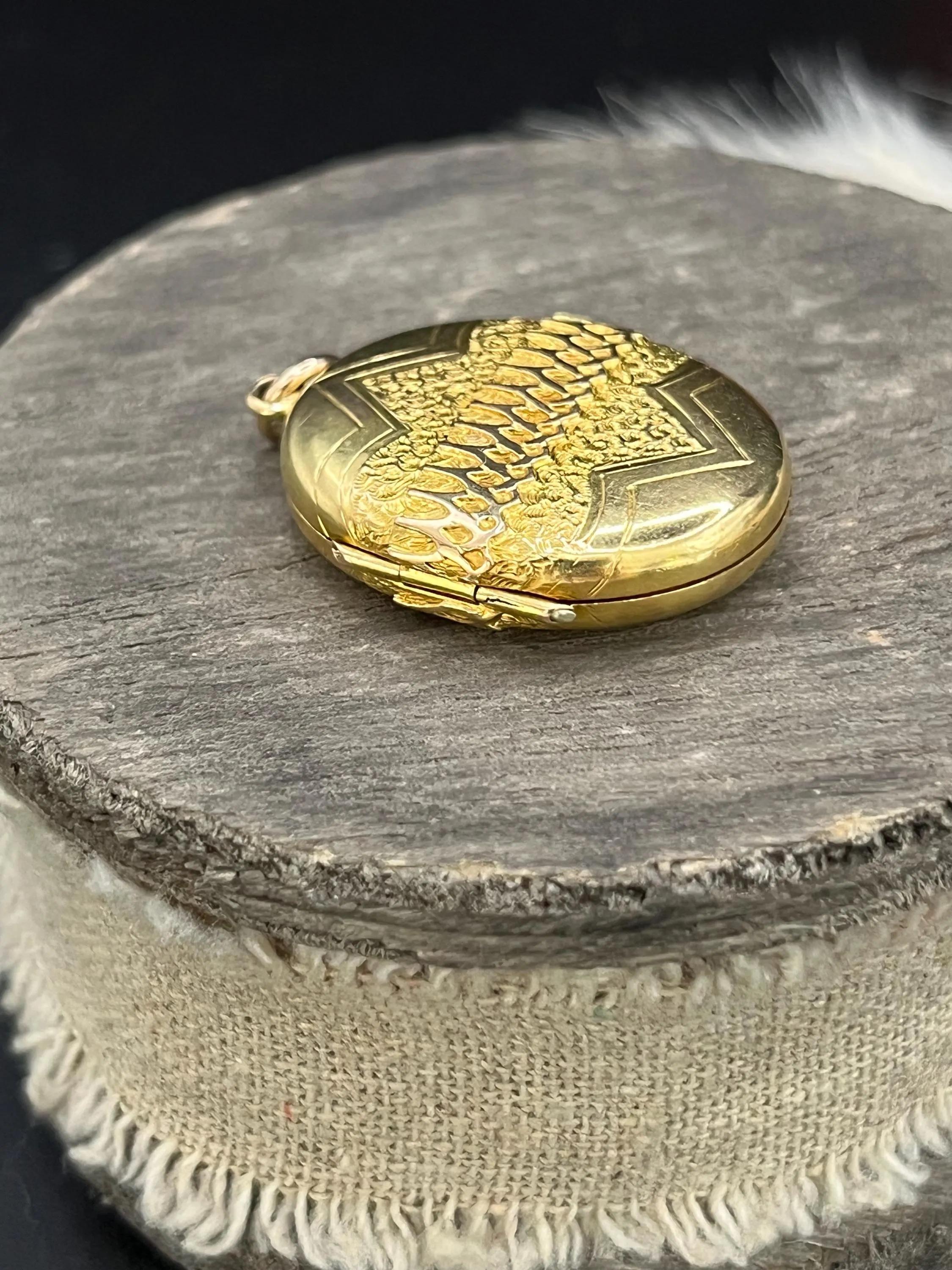 Women's or Men's Antique 15ct Yellow Gold, Victorian Patterned Oval Locket For Sale