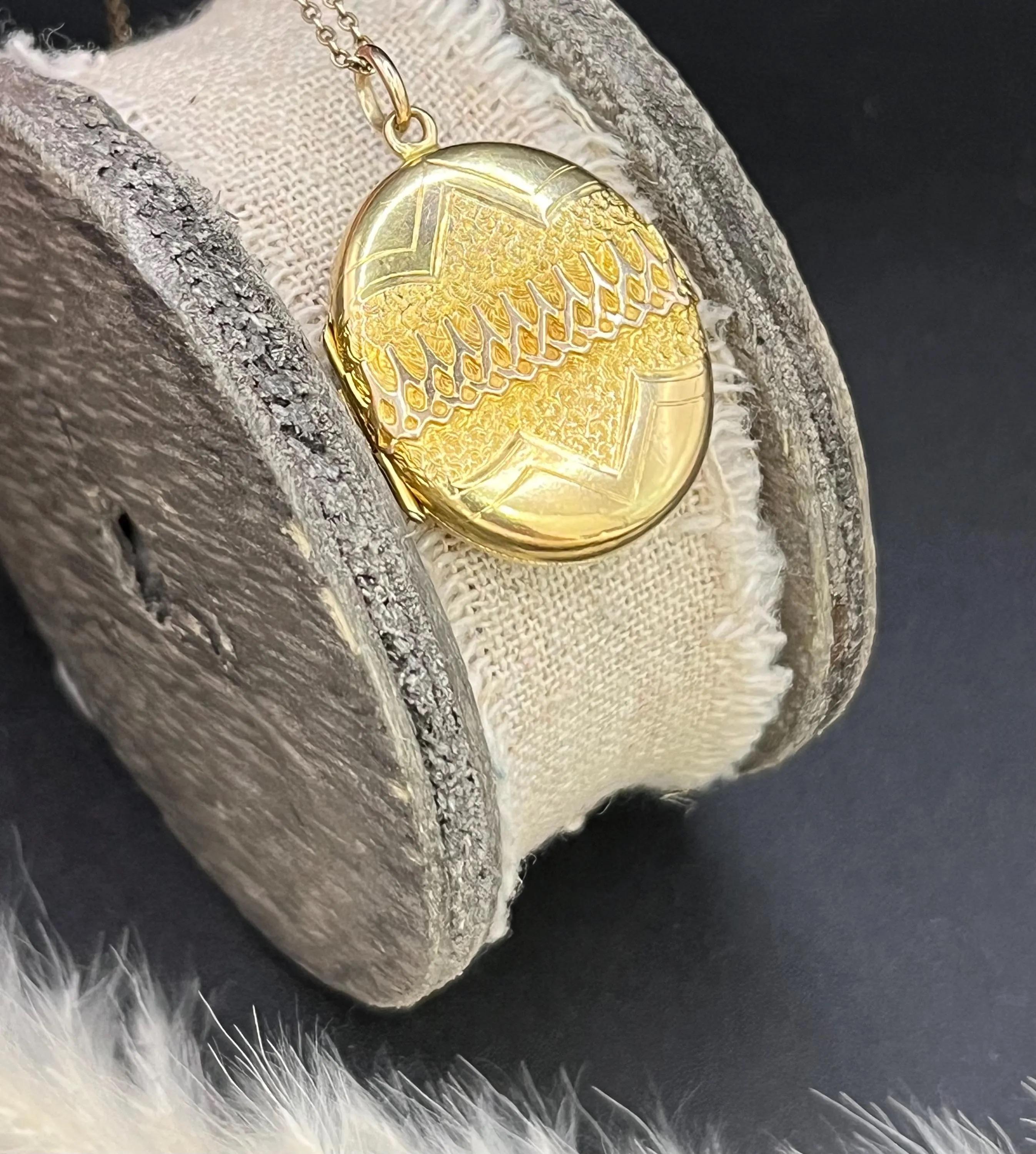 Antique 15ct Yellow Gold, Victorian Patterned Oval Locket For Sale 2