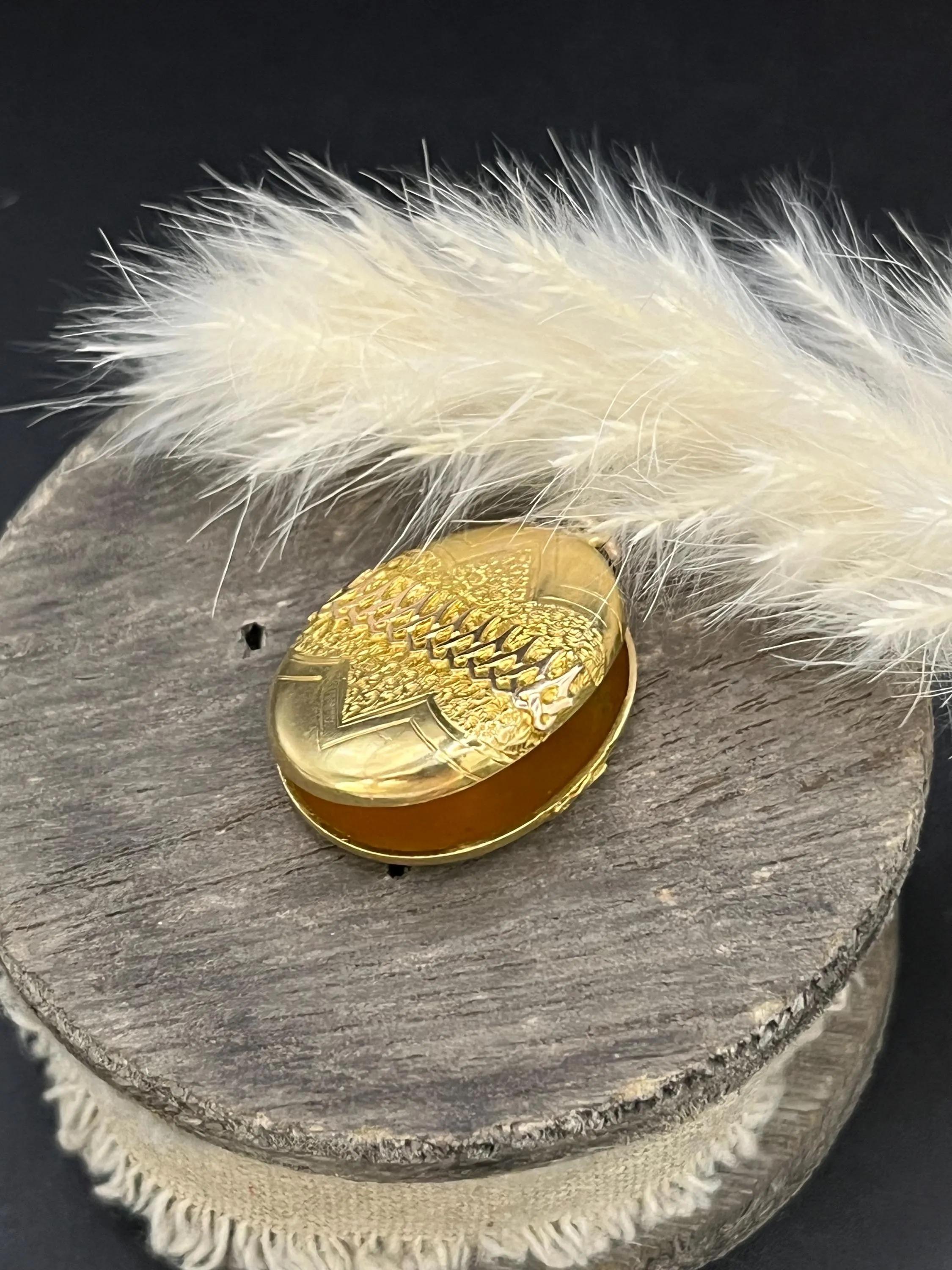 Antique 15ct Yellow Gold, Victorian Patterned Oval Locket For Sale 3