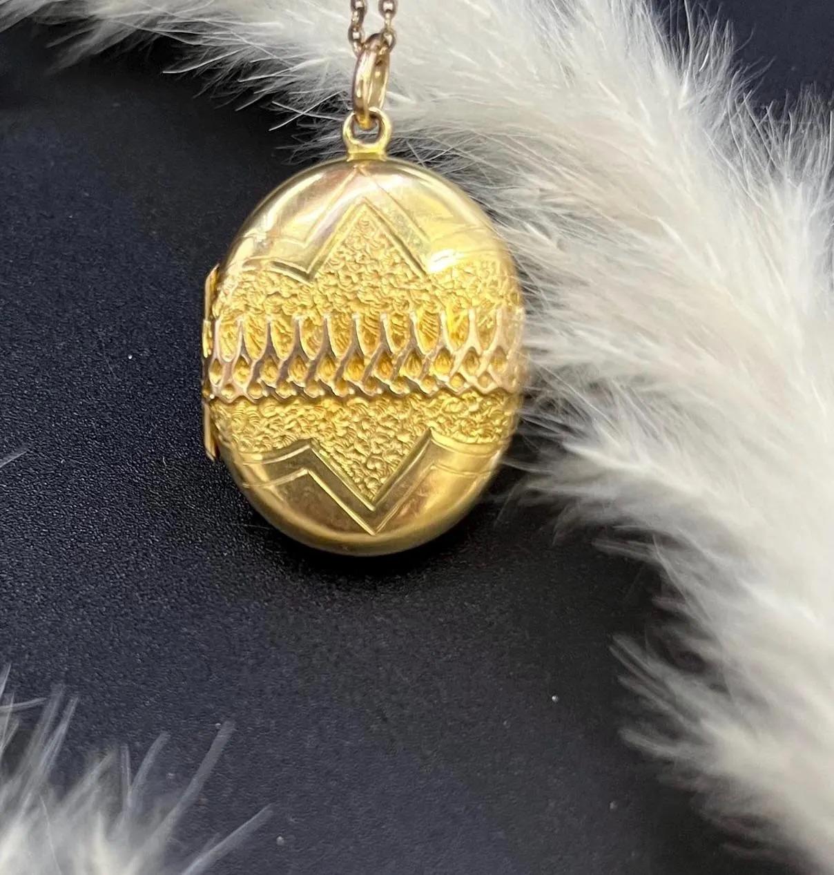 Antique 15ct Yellow Gold, Victorian Patterned Oval Locket For Sale 4
