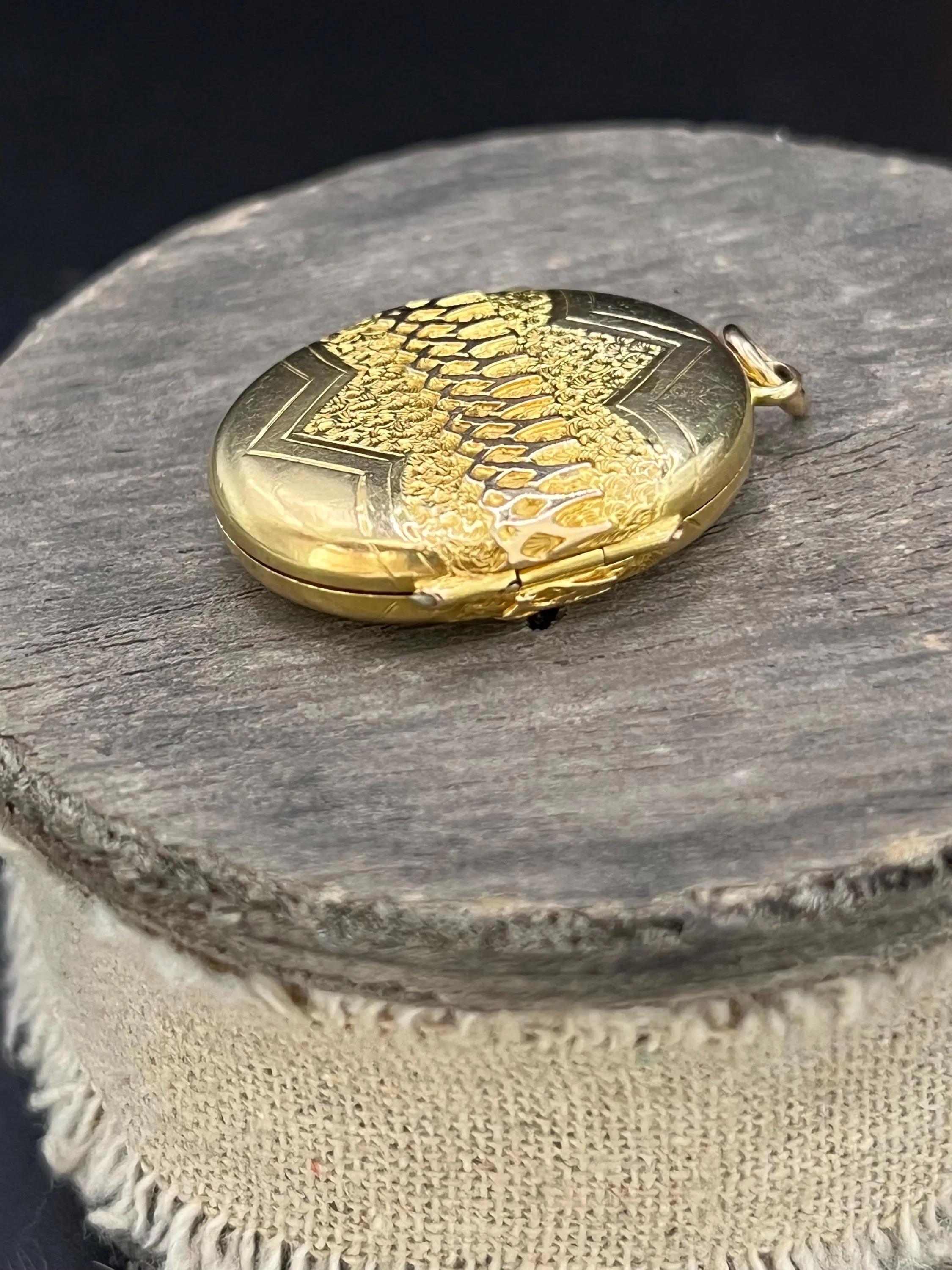 Antique 15ct Yellow Gold, Victorian Patterned Oval Locket For Sale 5