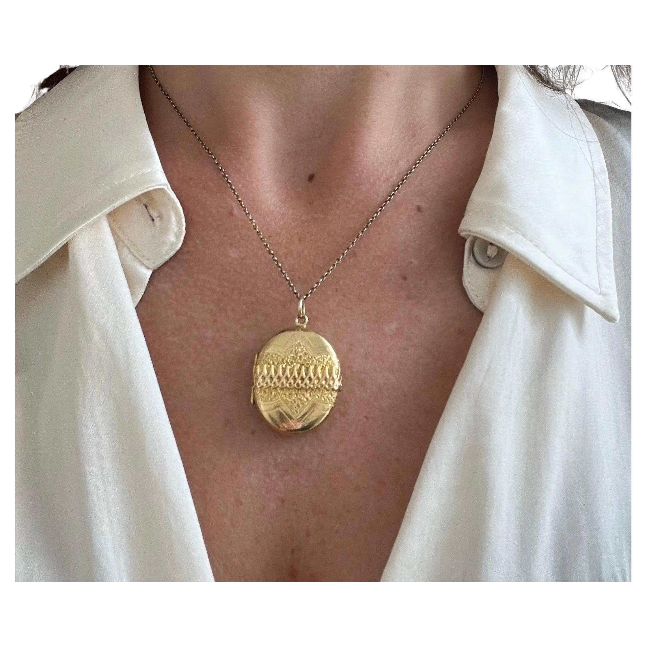 Antique 15ct Yellow Gold, Victorian Patterned Oval Locket For Sale