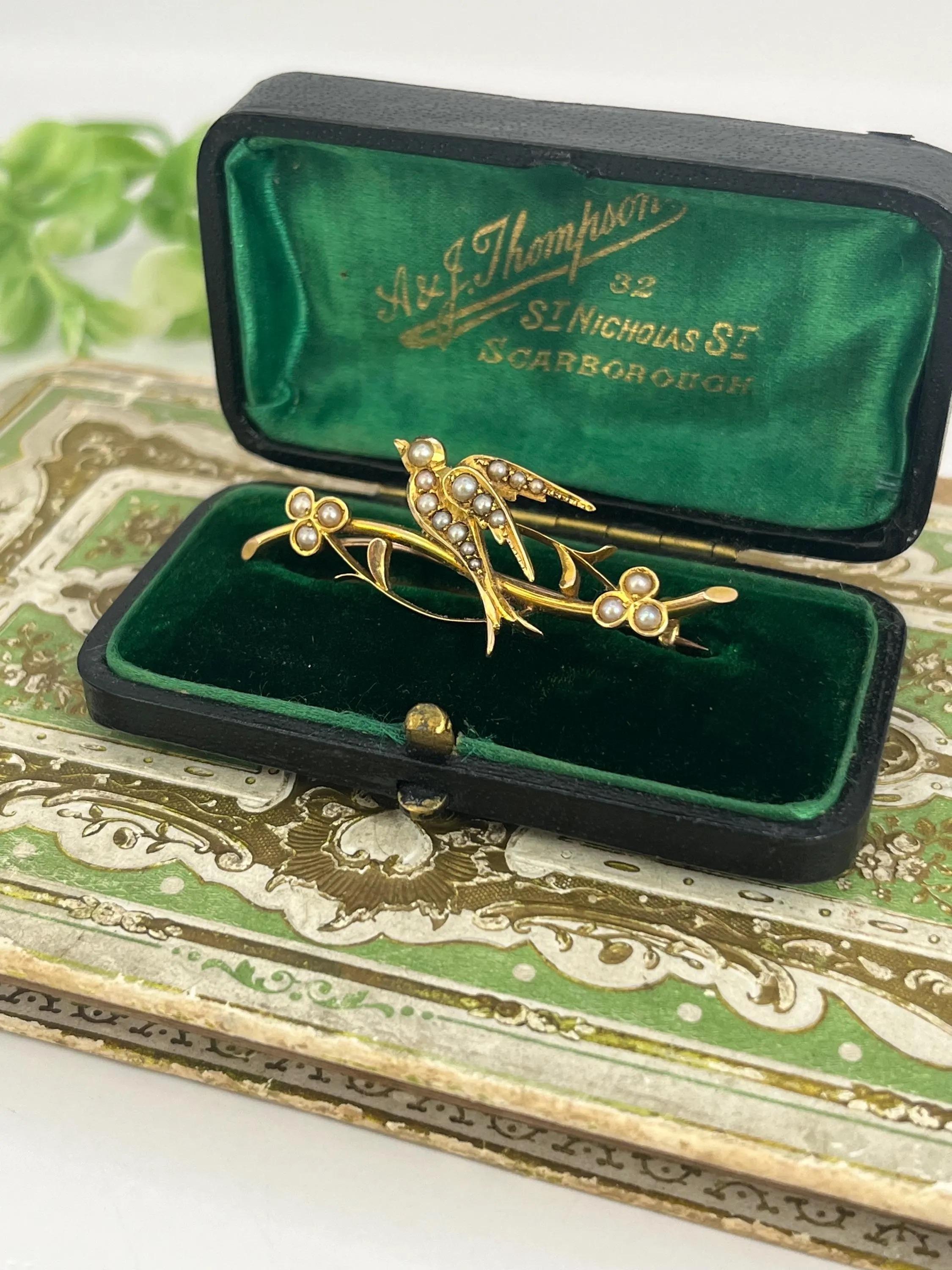 Antique 15ct Yellow Gold, Victorian Pearl Set Bird Swallow Brooch in vendita 4