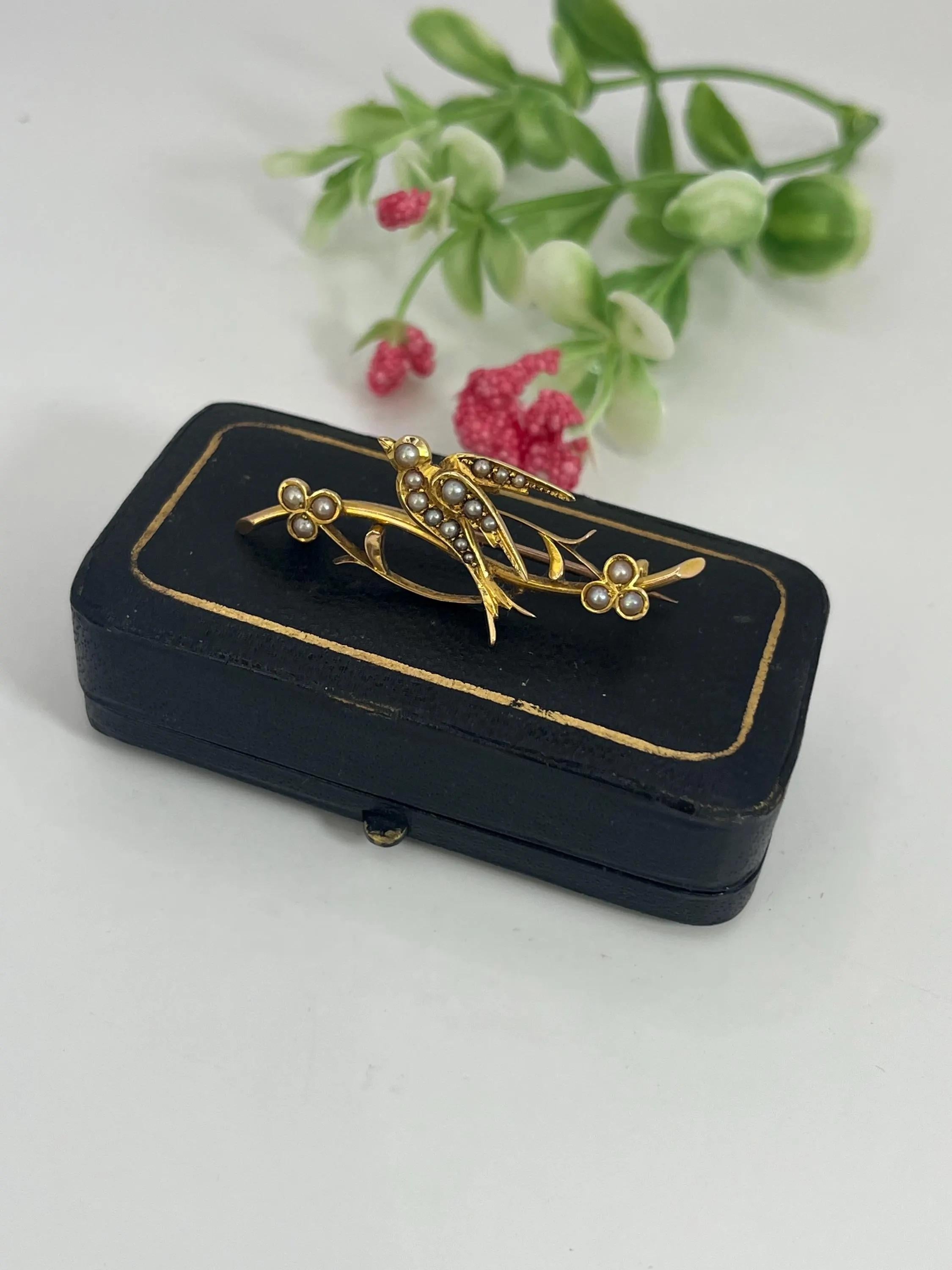 Antique 15ct Yellow Gold, Victorian Pearl Set Bird Swallow Brooch in vendita 5