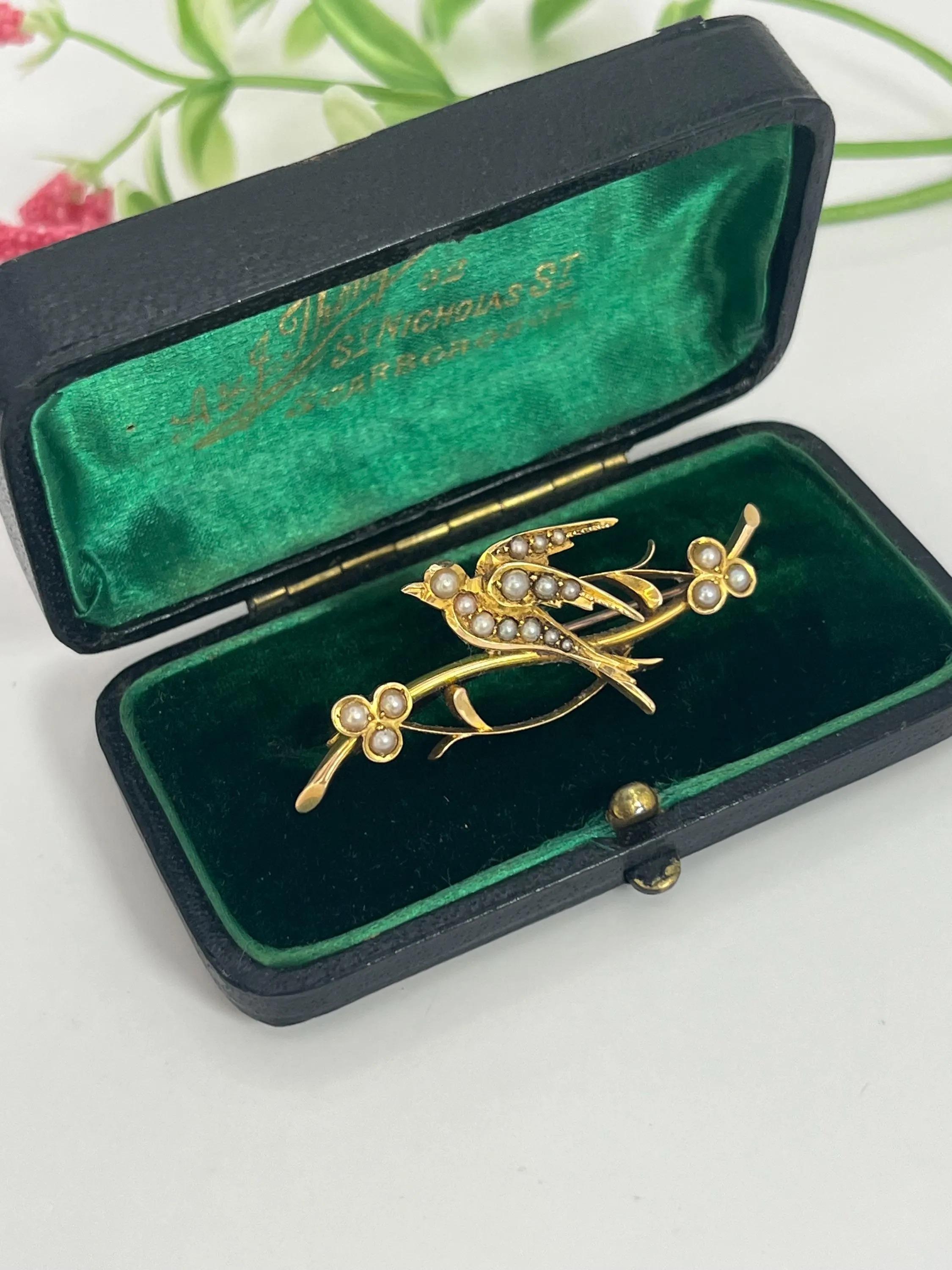 Vittoriano Antique 15ct Yellow Gold, Victorian Pearl Set Bird Swallow Brooch in vendita