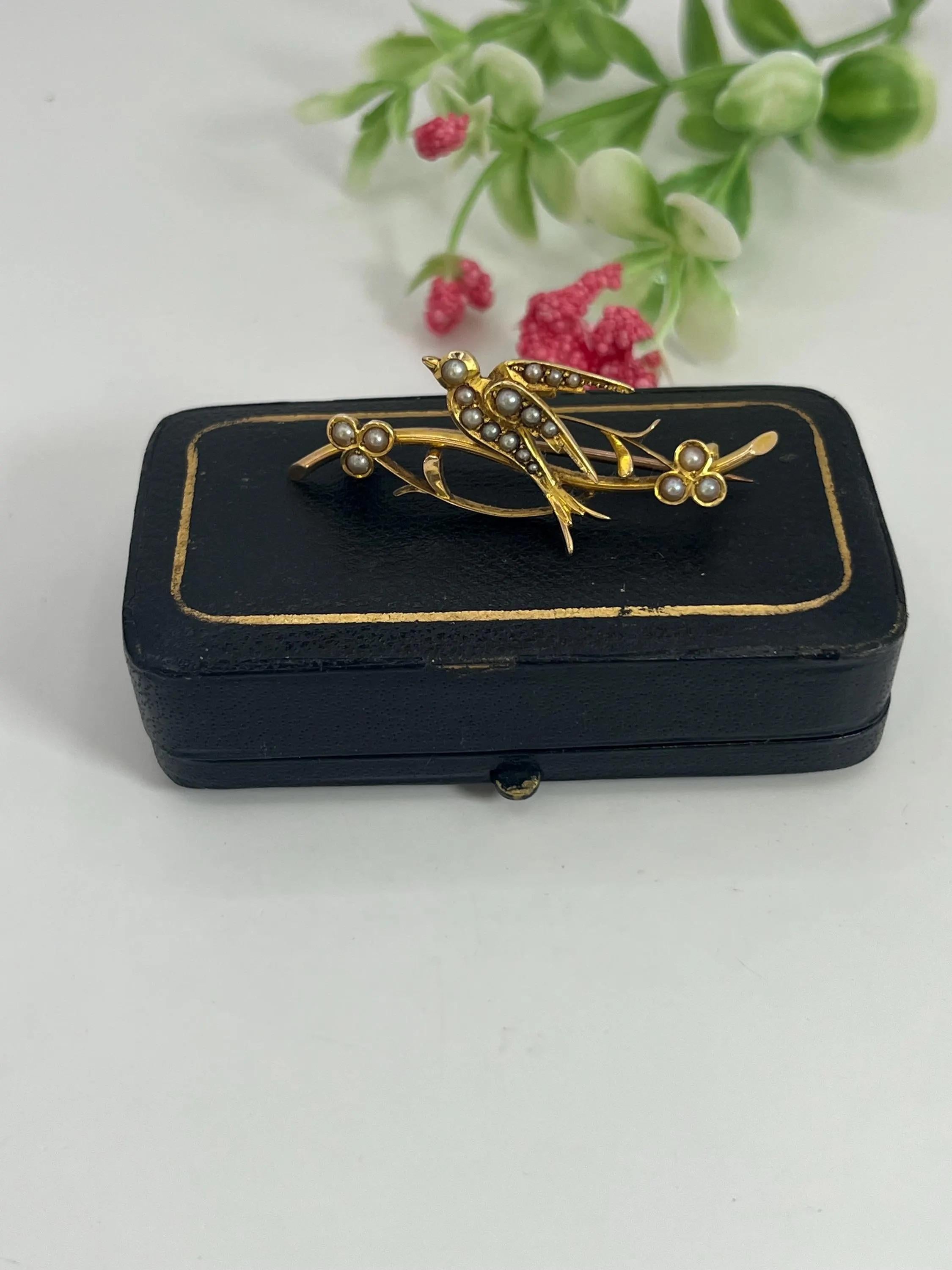 Taglio rotondo Antique 15ct Yellow Gold, Victorian Pearl Set Bird Swallow Brooch in vendita