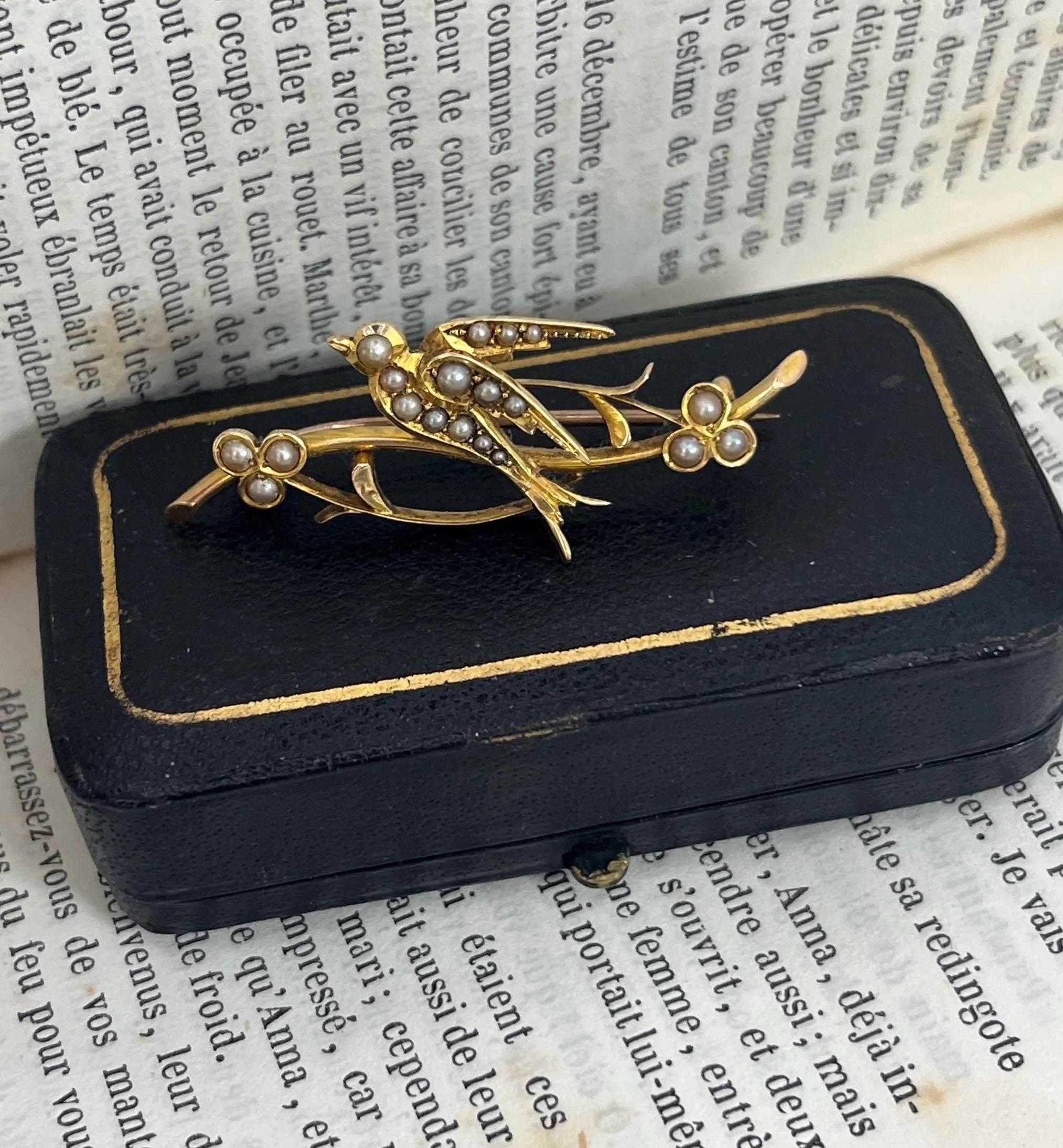 Antique 15ct Yellow Gold, Victorian Pearl Set Bird Swallow Brooch In condizioni buone in vendita a Brighton, GB
