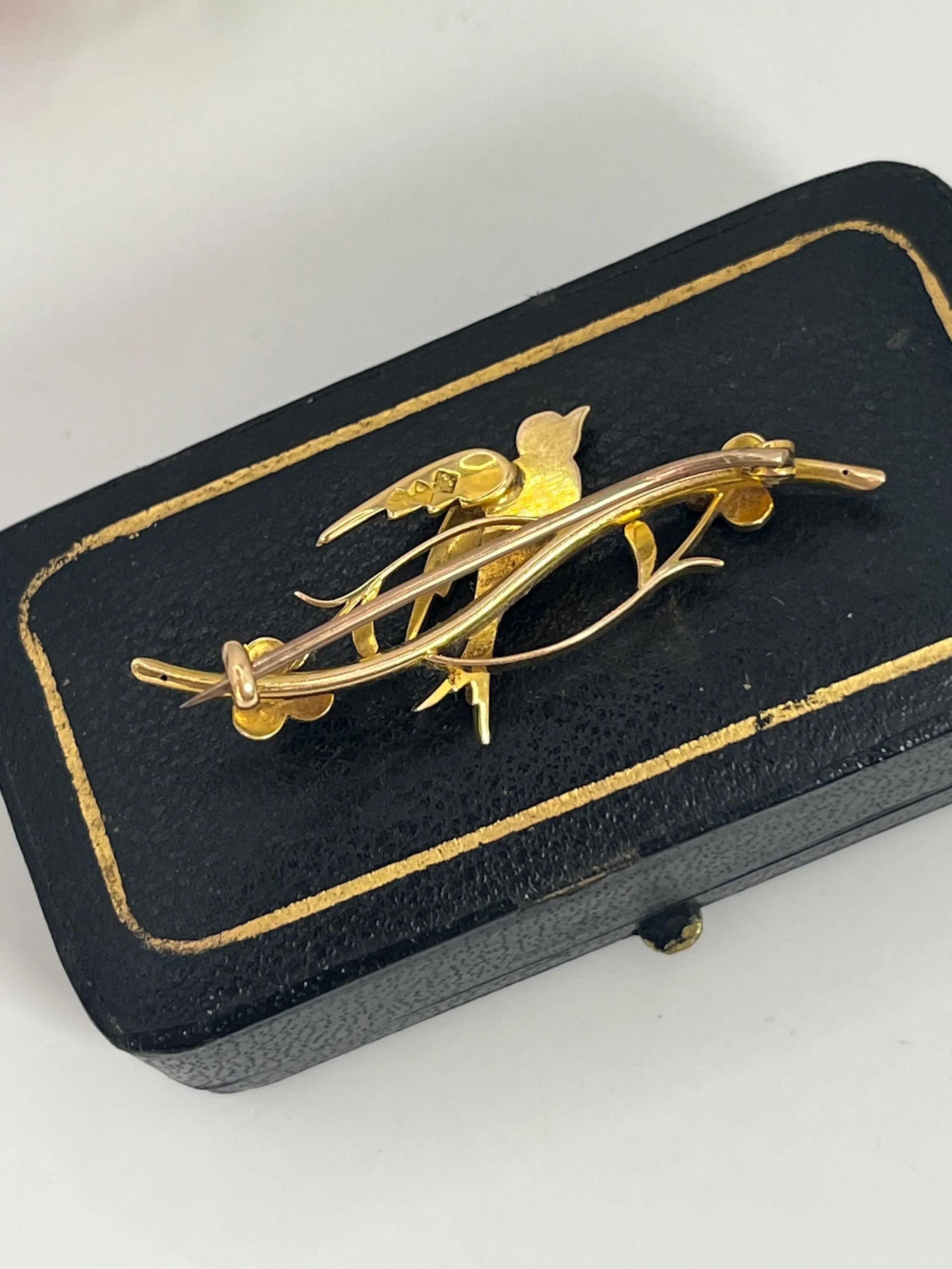 da uomo o donna Antique 15ct Yellow Gold, Victorian Pearl Set Bird Swallow Brooch in vendita
