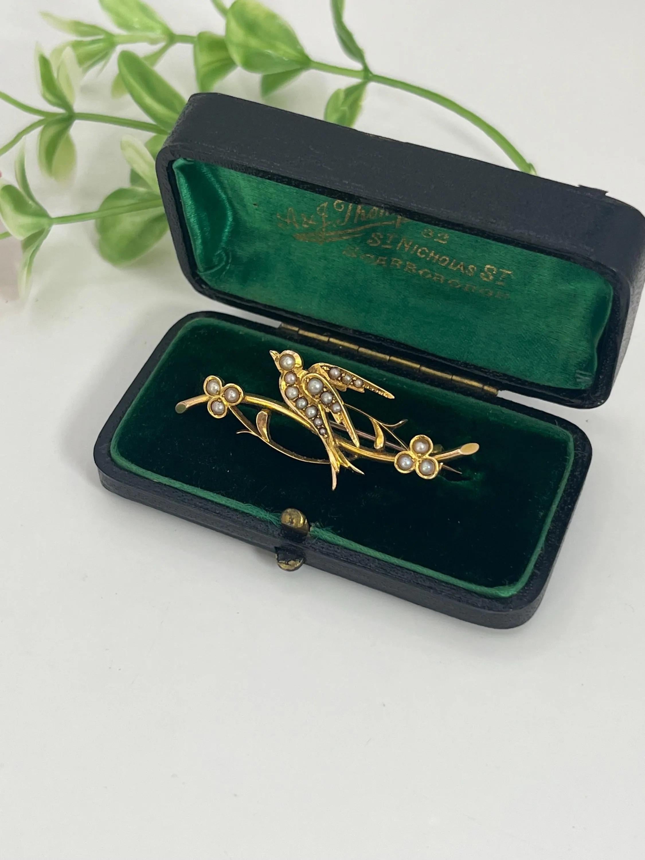 Antique 15ct Yellow Gold, Victorian Pearl Set Bird Swallow Brooch in vendita 1