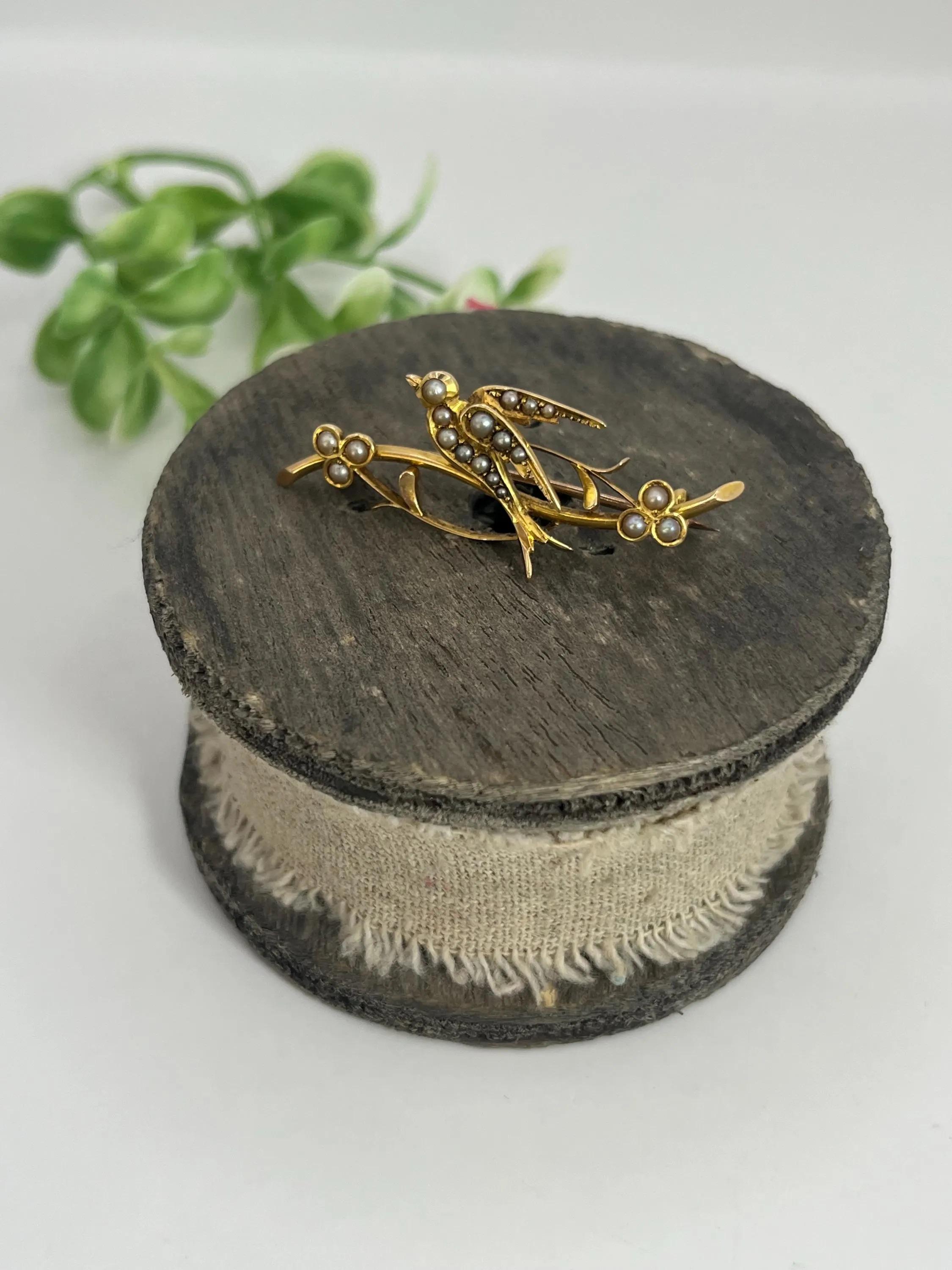 Antique 15ct Yellow Gold, Victorian Pearl Set Bird Swallow Brooch in vendita 2