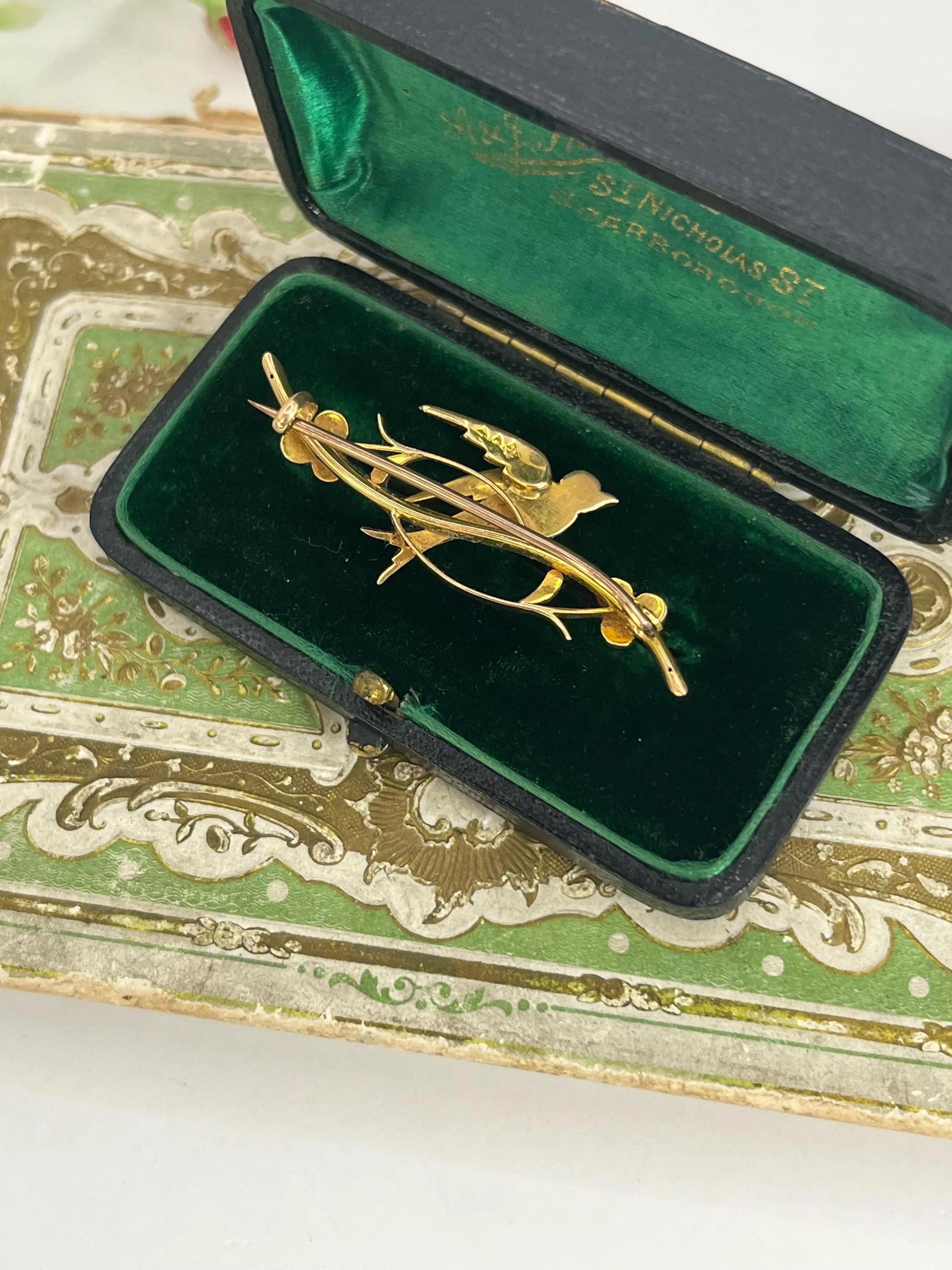Antique 15ct Yellow Gold, Victorian Pearl Set Bird Swallow Brooch in vendita 3