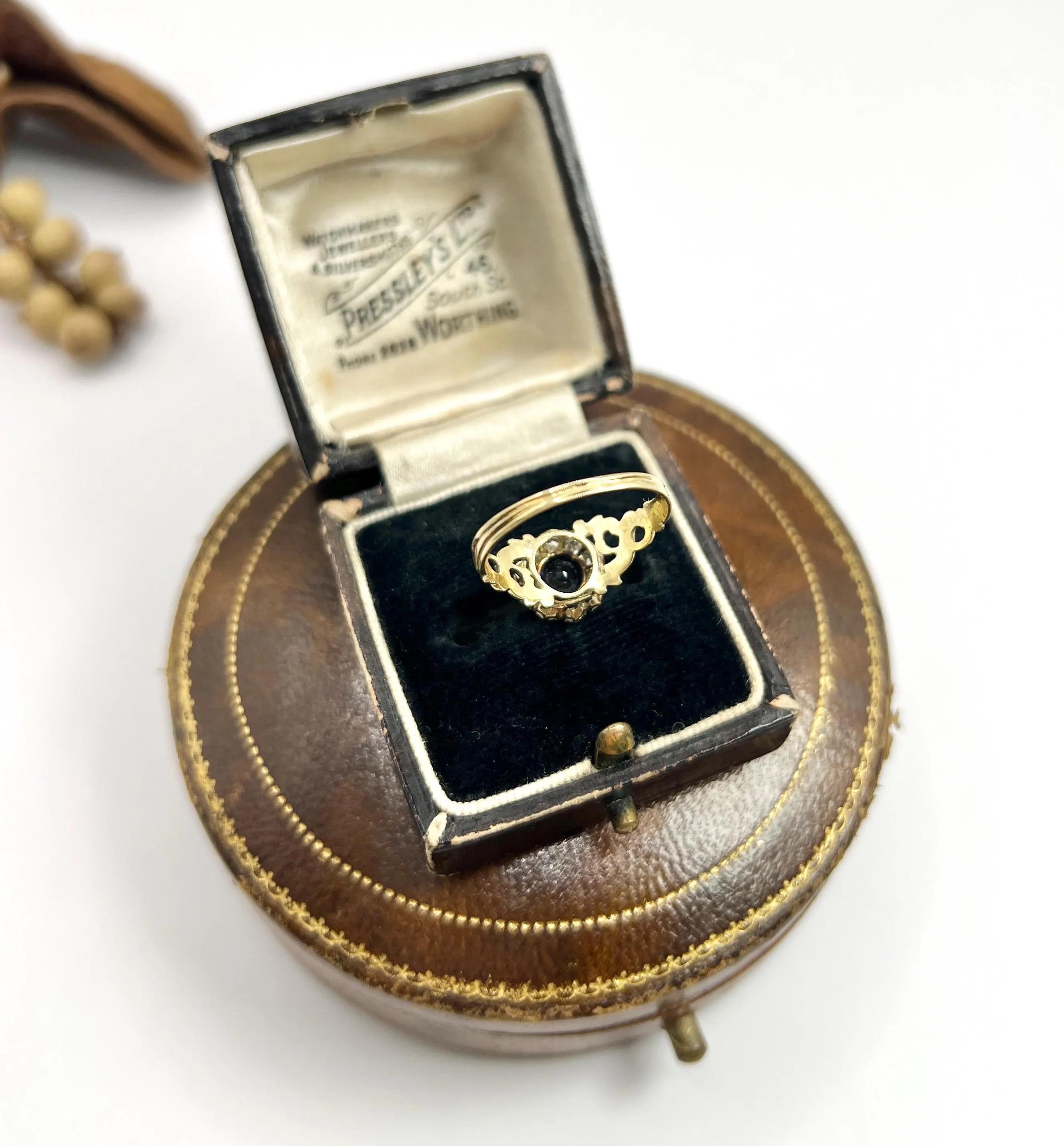 Antique 15ct Yellow Gold, Victorian Sapphire & Diamond Daisy Cluster Ring In Good Condition For Sale In Brighton, GB