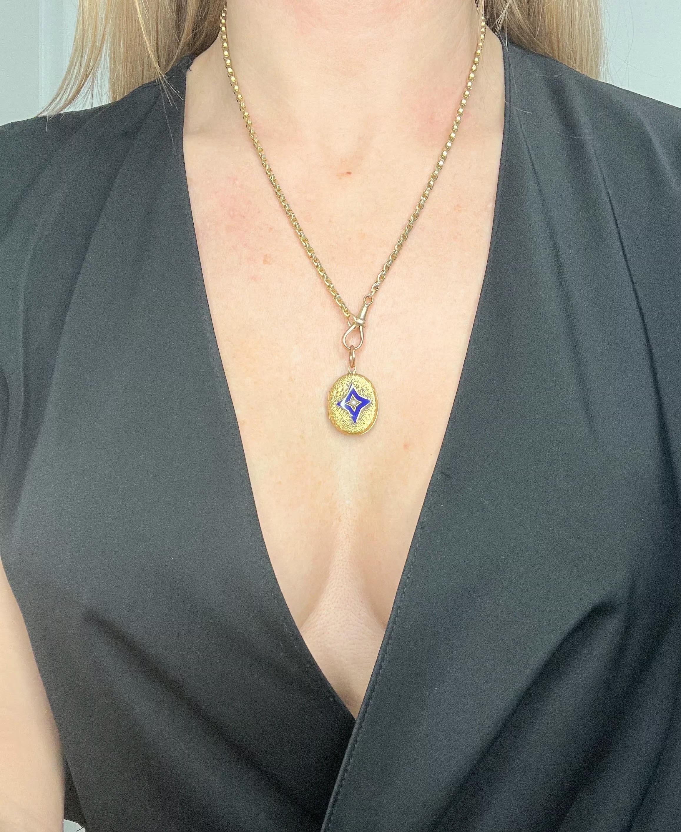 Antique Gold Locket

15ct Yellow Gold Tested

Circa 1880

* THE CHAIN IS SOLD SEPARATELY 

This exquisite Victorian locket, crafted from 15ct yellow gold, is a stunning example of timeless elegance. With its beautifully oval shape, it features