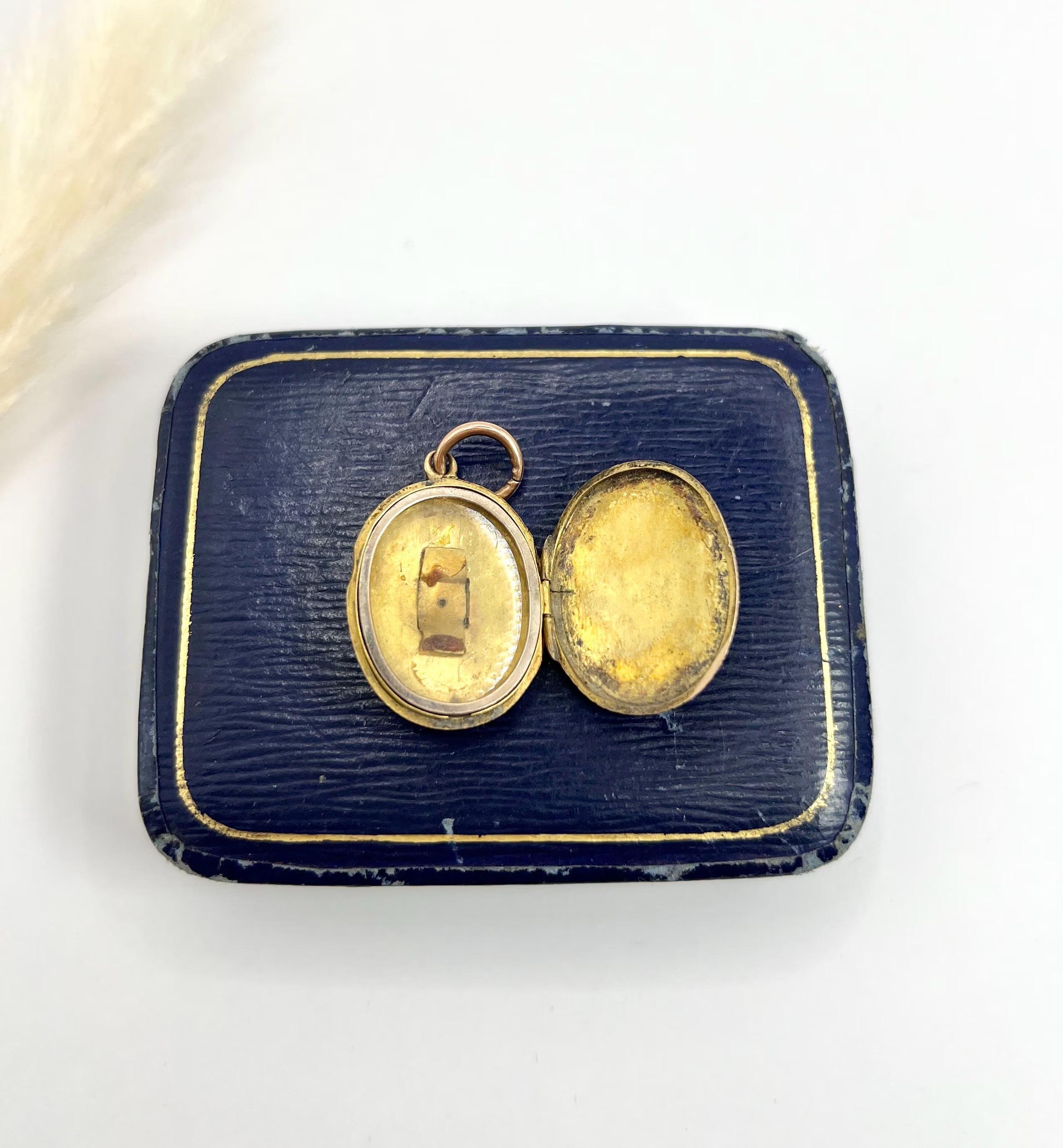 Antique 15ct Yellow Gold, Victorian Seed Pearl & Blue Enamel Star Oval Locket For Sale 1