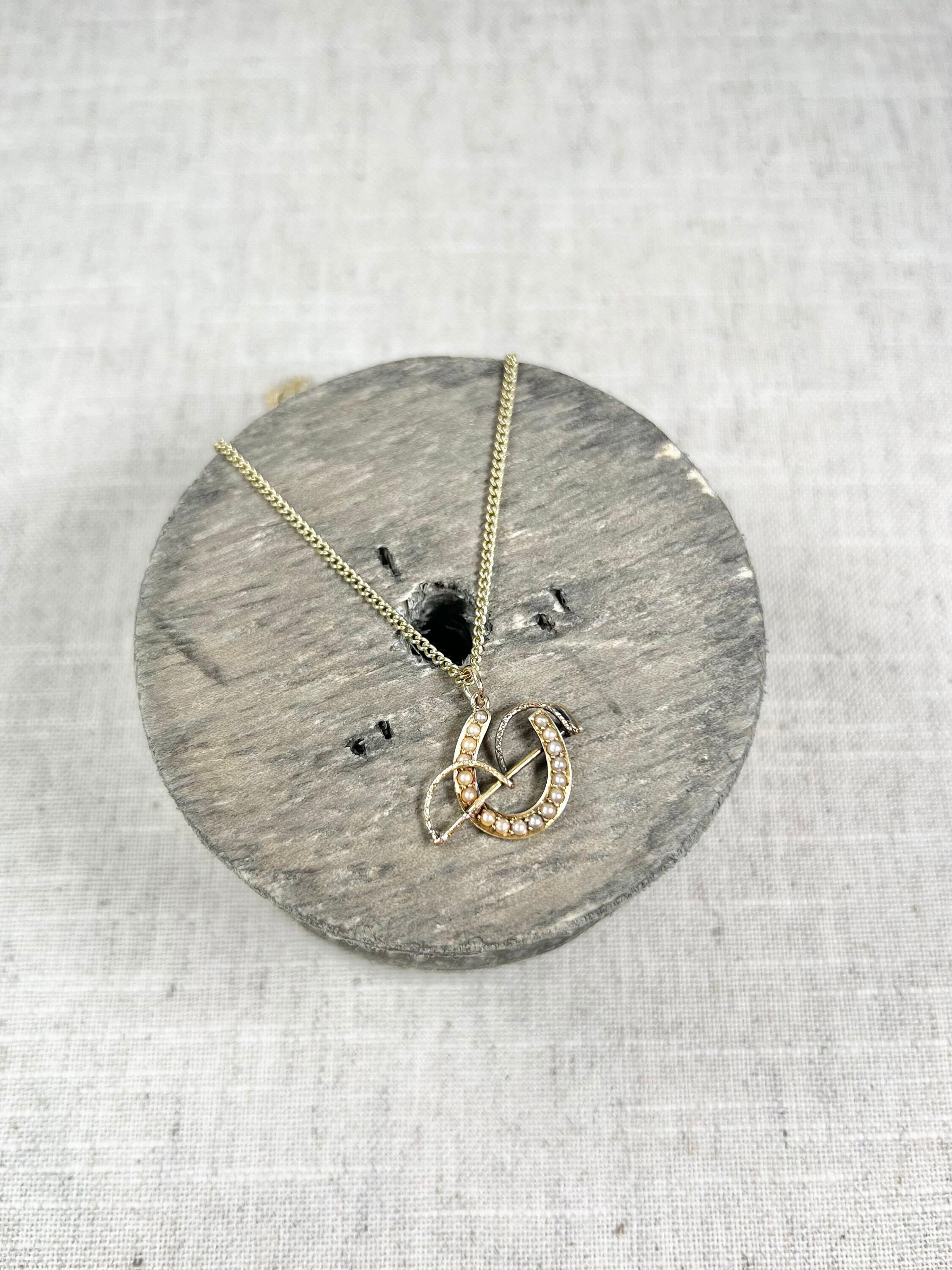 Antique 15ct Yellow Gold Victorian Seed Pearl Horseshoe Pendant with Riding Crop For Sale 5