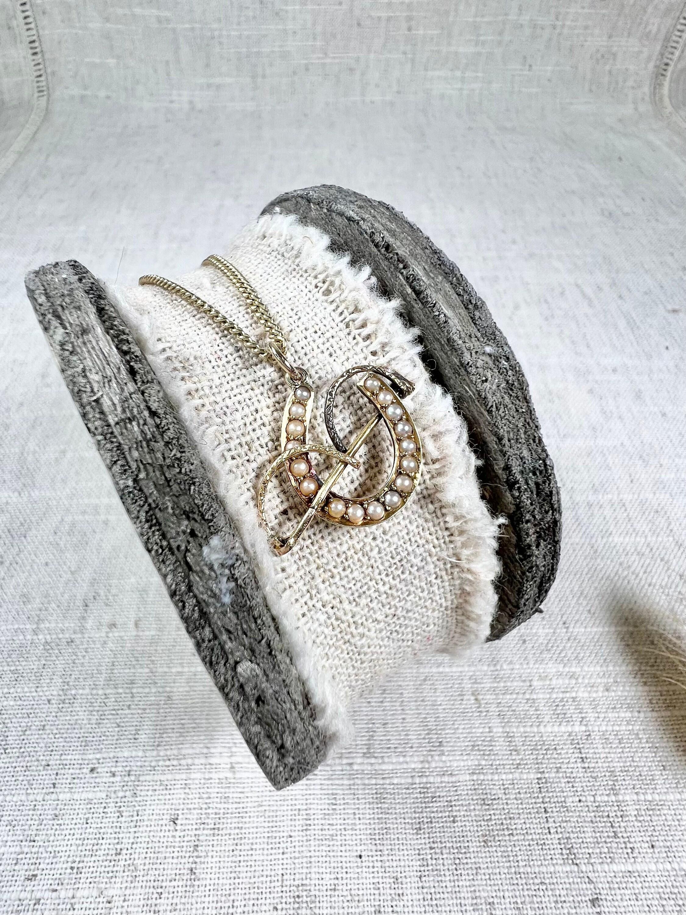 Antique 15ct Yellow Gold Victorian Seed Pearl Horseshoe Pendant with Riding Crop In Good Condition For Sale In Brighton, GB