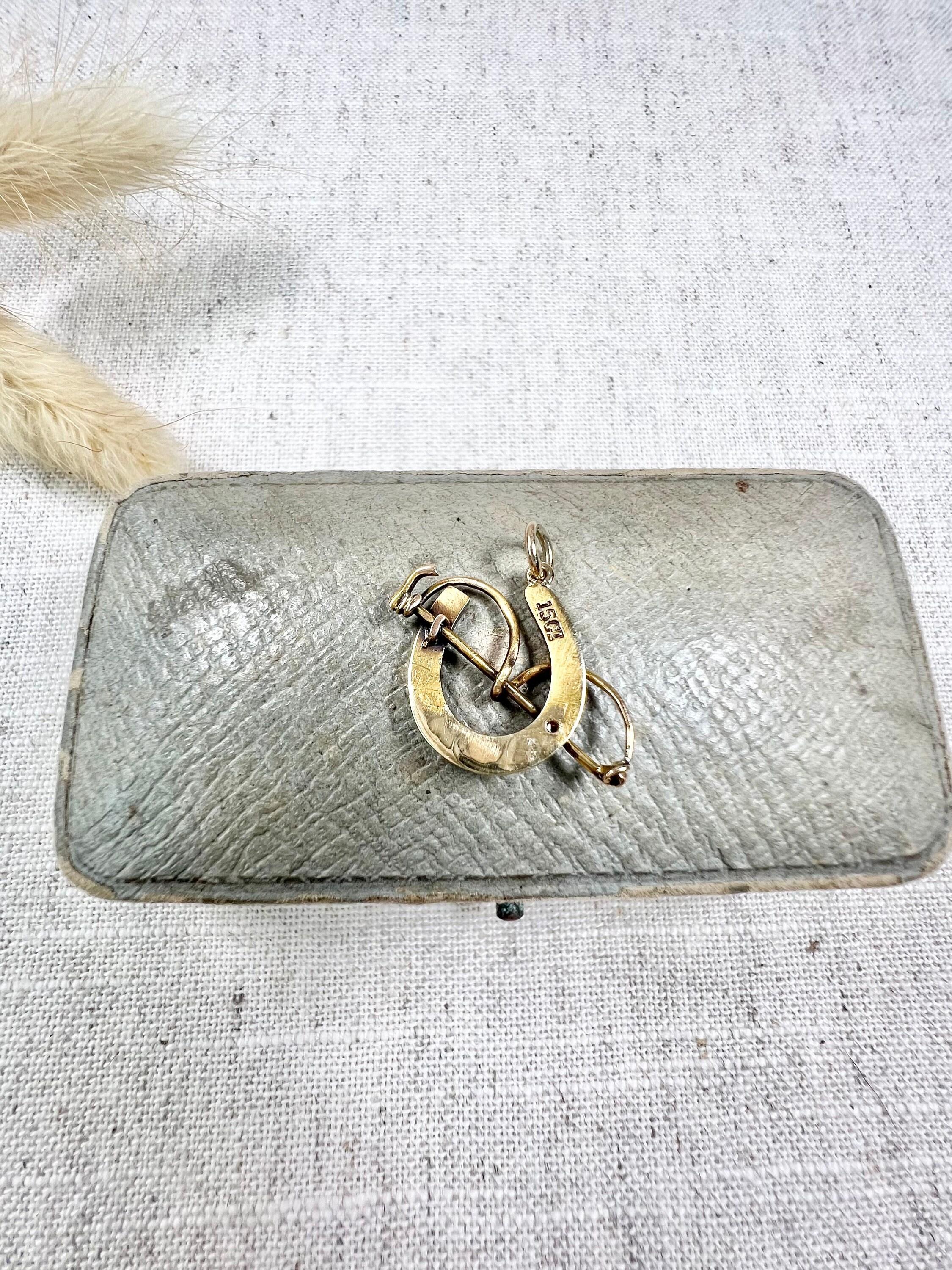 Antique 15ct Yellow Gold Victorian Seed Pearl Horseshoe Pendant with Riding Crop For Sale 1