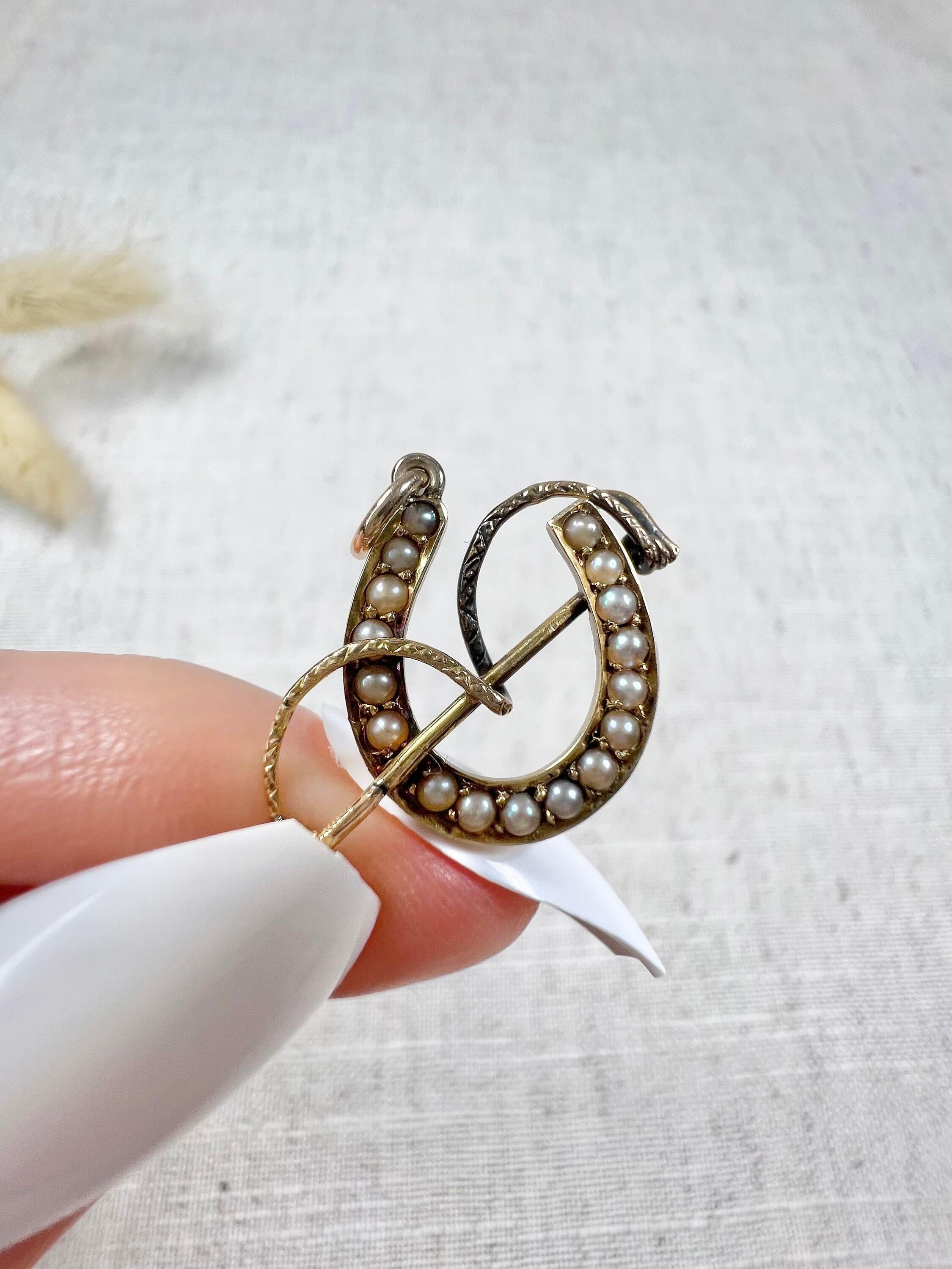 Antique 15ct Yellow Gold Victorian Seed Pearl Horseshoe Pendant with Riding Crop For Sale 2