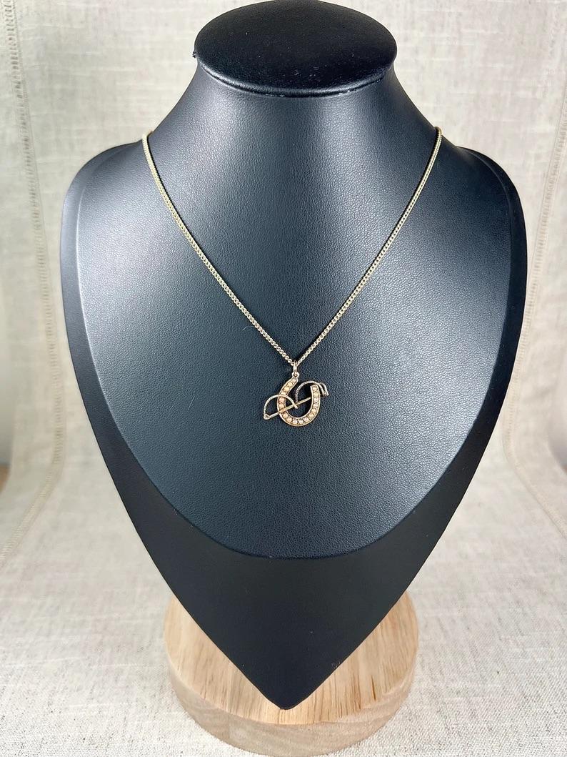Antique 15ct Yellow Gold Victorian Seed Pearl Horseshoe Pendant with Riding Crop For Sale 3